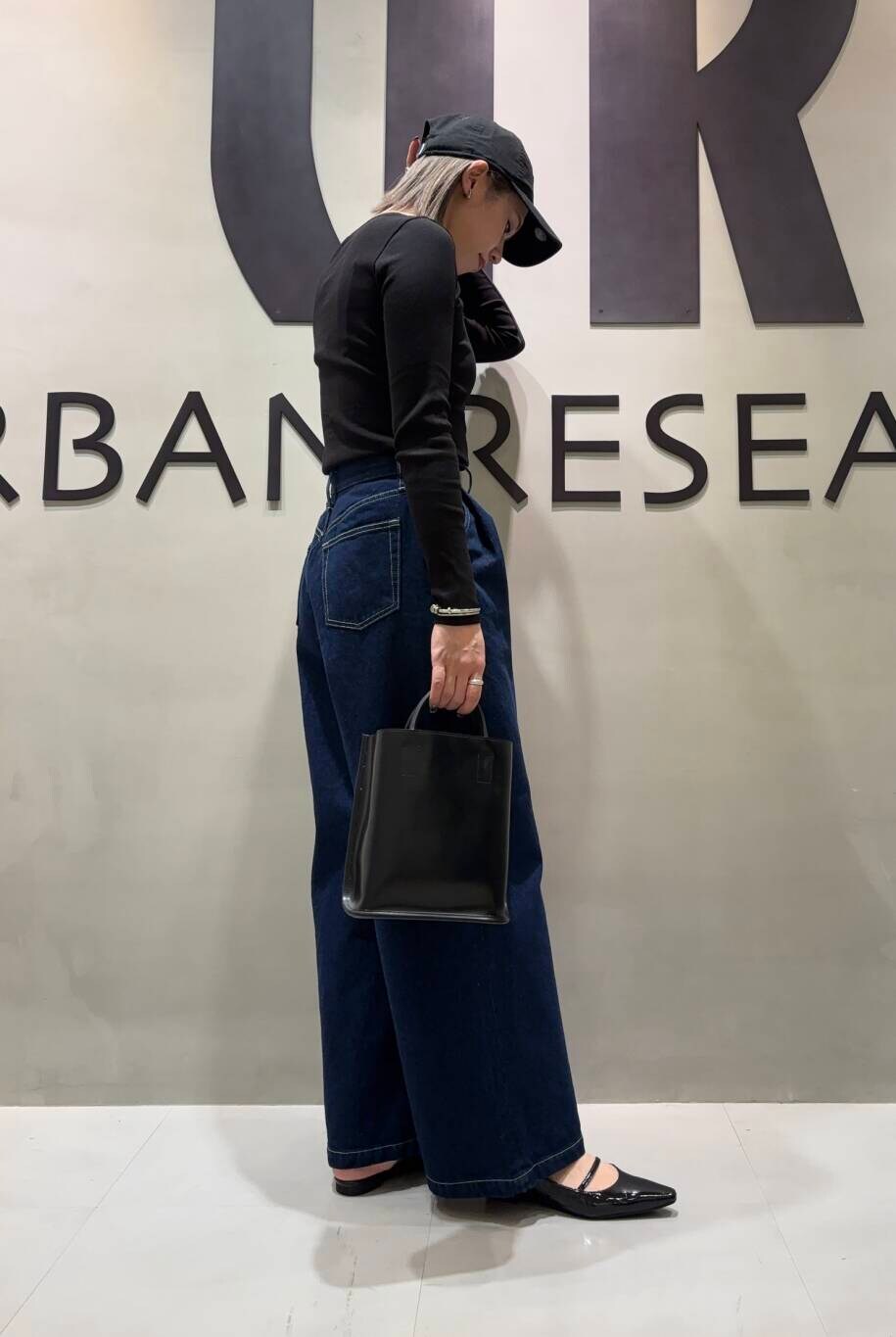 「アーバンリサーチ、大人カジュアル、カジュアル、URBANRESEARCH、春コーデ、休日コーデ、newarrival、PIENI、ワイドデニム、ニューエラ、20代後半、着痩せ、キャップコーデ、ブルベ冬、骨格ストレート」｜「PIENIのPIENI　TOTE S（トートバッグ、ブラック系）」を使った、和さん（レディース・161cm）の冬コーディネートの2枚目の写真