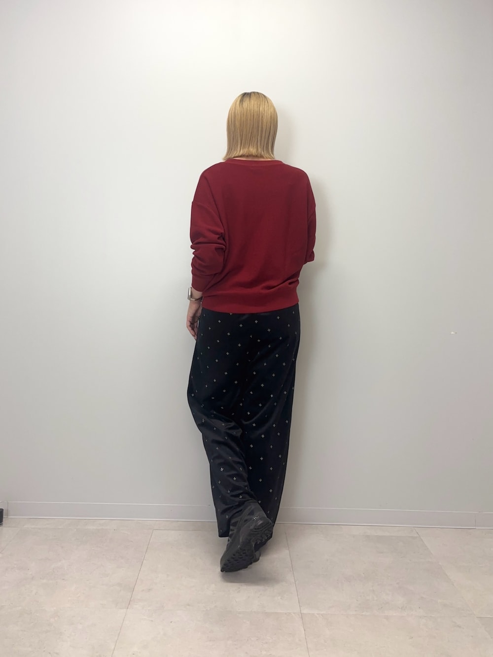 レッド系のカーディガン/ボレロ、ブラック系のその他パンツ、ブラック系のスニーカーを着用したレディースの秋コーディネートの3枚目の写真