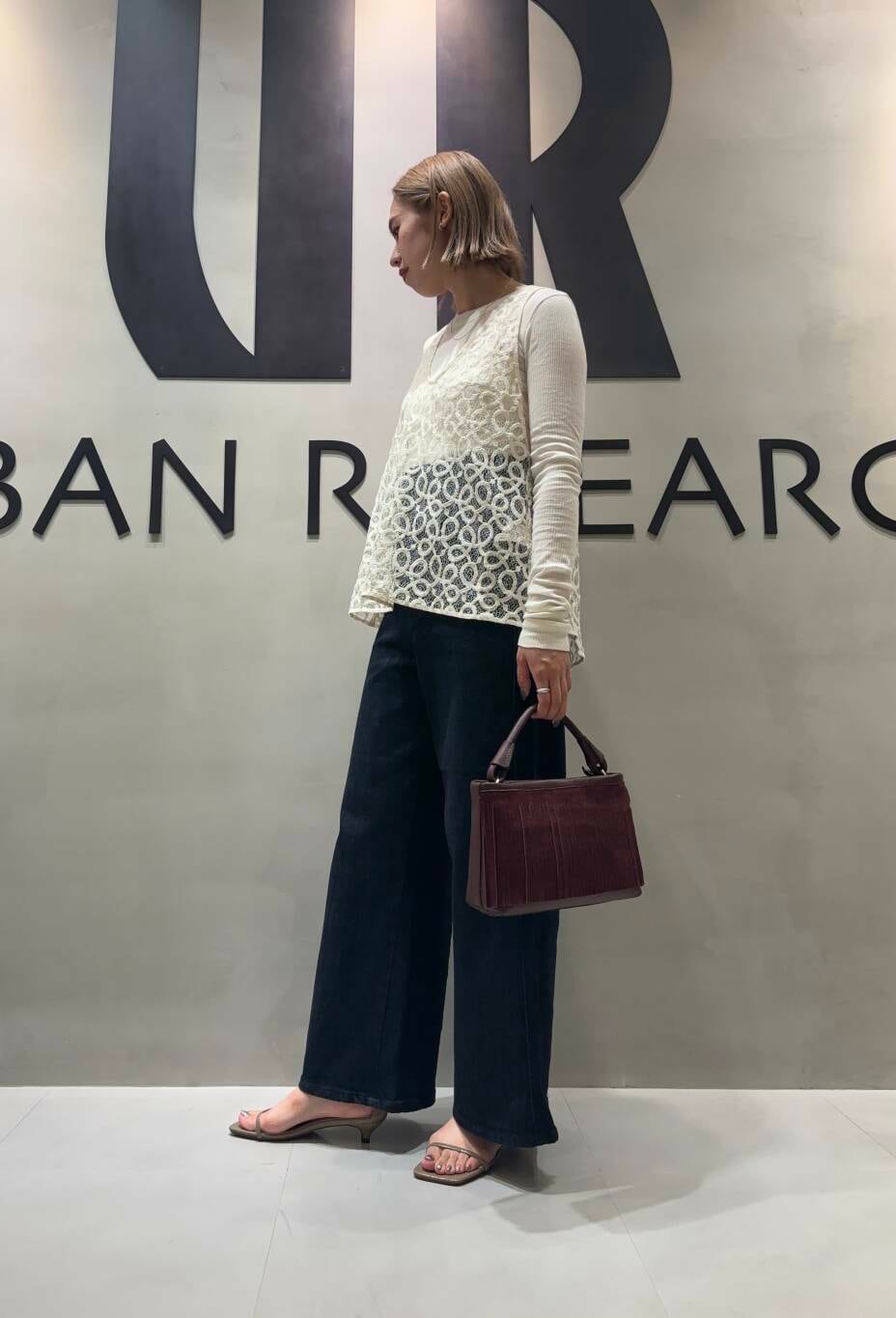 ホワイト系のTシャツ/カットソー、ホワイト系のベスト、レッド系のハンドバッグを着用したレディースの夏コーディネートの2枚目の写真