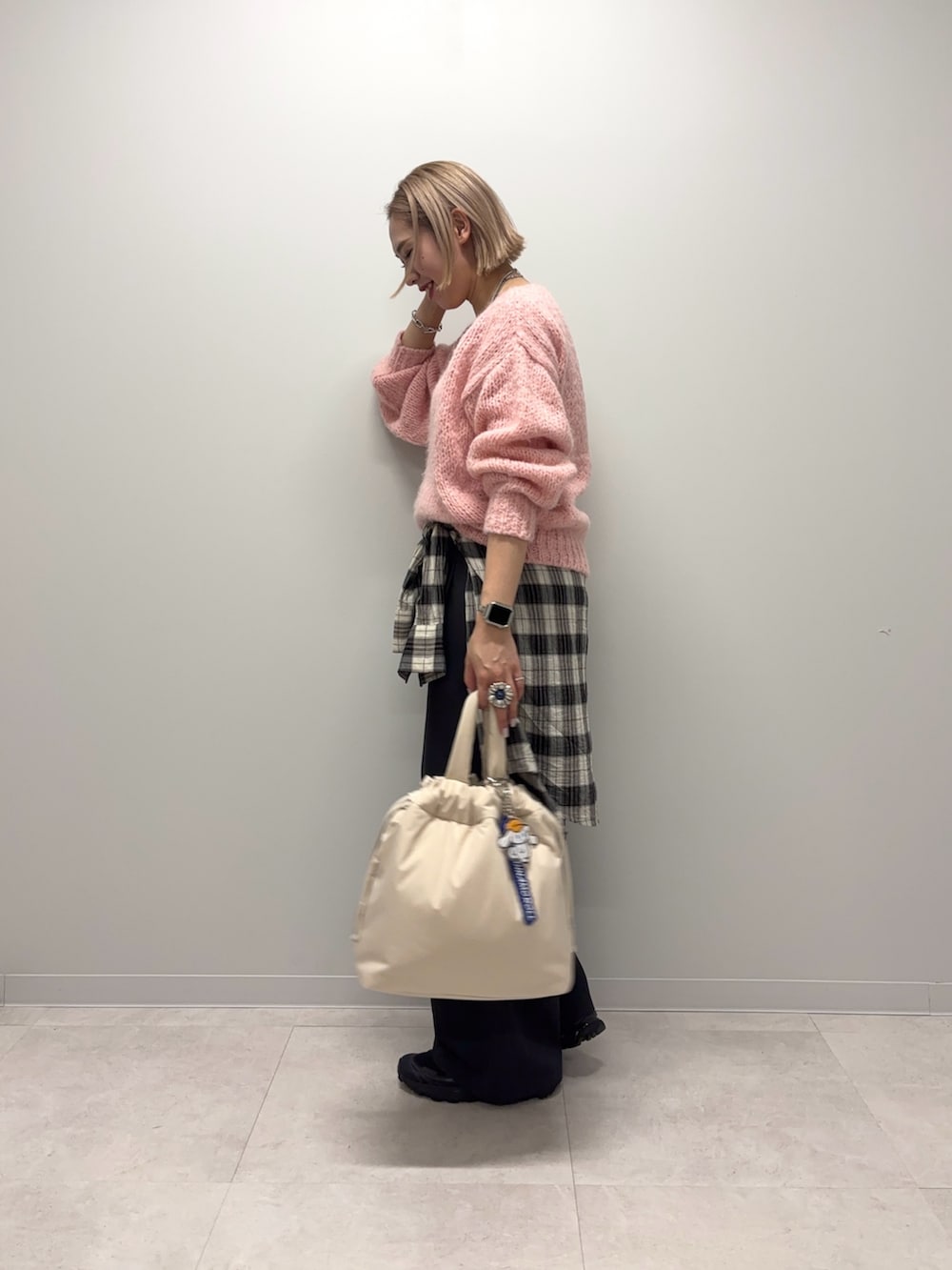 ベージュ系のトートバッグ、グレー系のその他パンツ、ピンク系のニット/セーターを着用したレディースの冬コーディネートの2枚目の写真