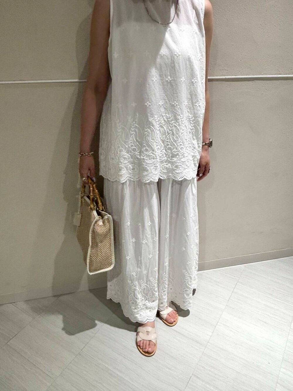 ホワイト系のサンダル、ホワイト系のショルダーバッグ、ホワイト系のシャツ/ブラウスを着用したレディースの夏コーディネートの5枚目の写真