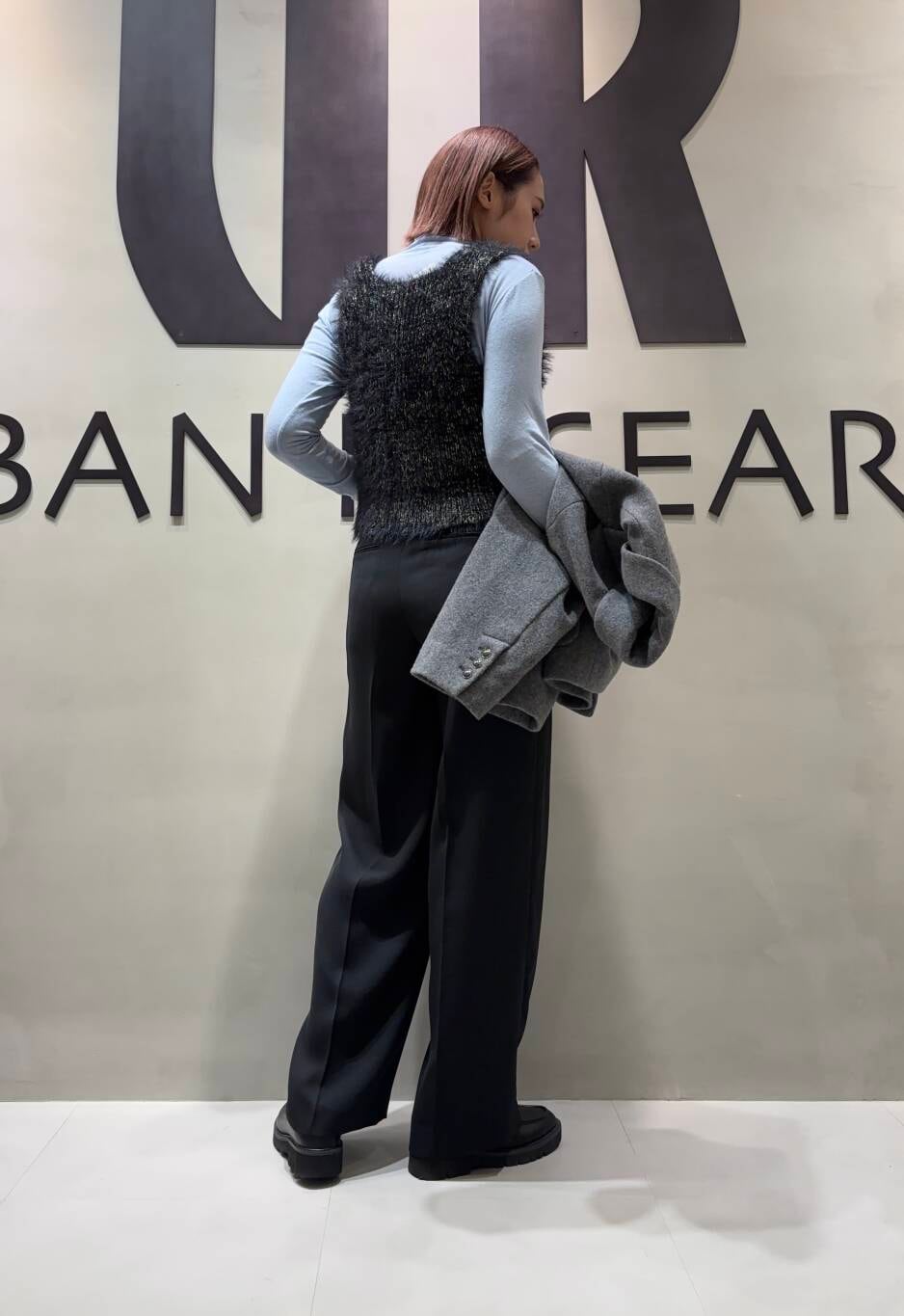 ブラック系のその他パンツ、ブルー系のTシャツ/カットソー、グレー系のその他アウターを着用したレディースの冬コーディネートの3枚目の写真