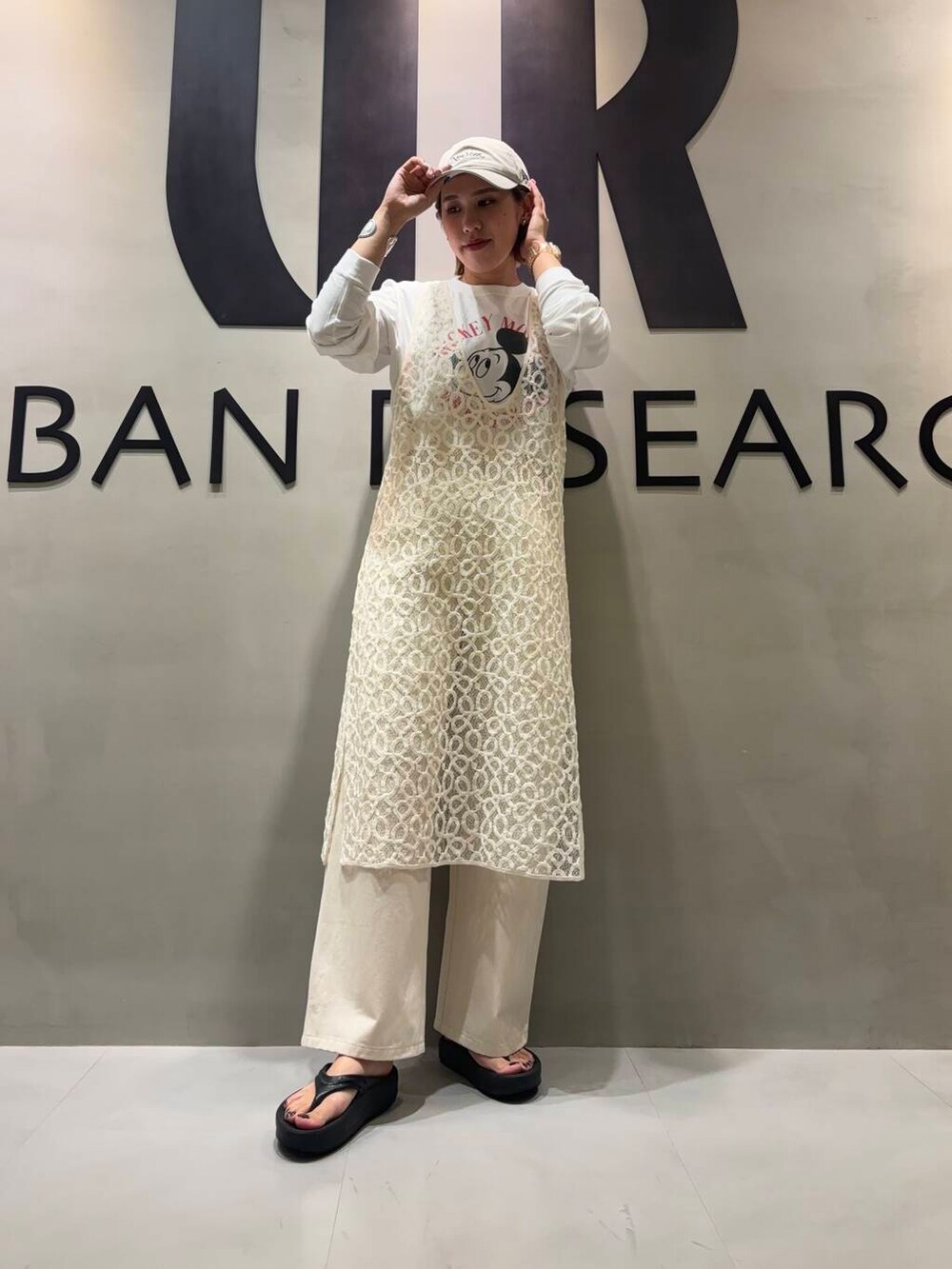 ベージュ系のその他パンツ、ホワイト系のワンピース、ホワイト系のキャップを着用したレディースの夏コーディネートの4枚目の写真