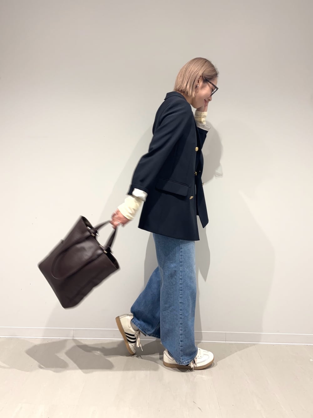 ブルー系のその他アウター、ホワイト系のTシャツ/カットソー、ブルー系のデニムパンツを着用したレディースの冬コーディネートの2枚目の写真