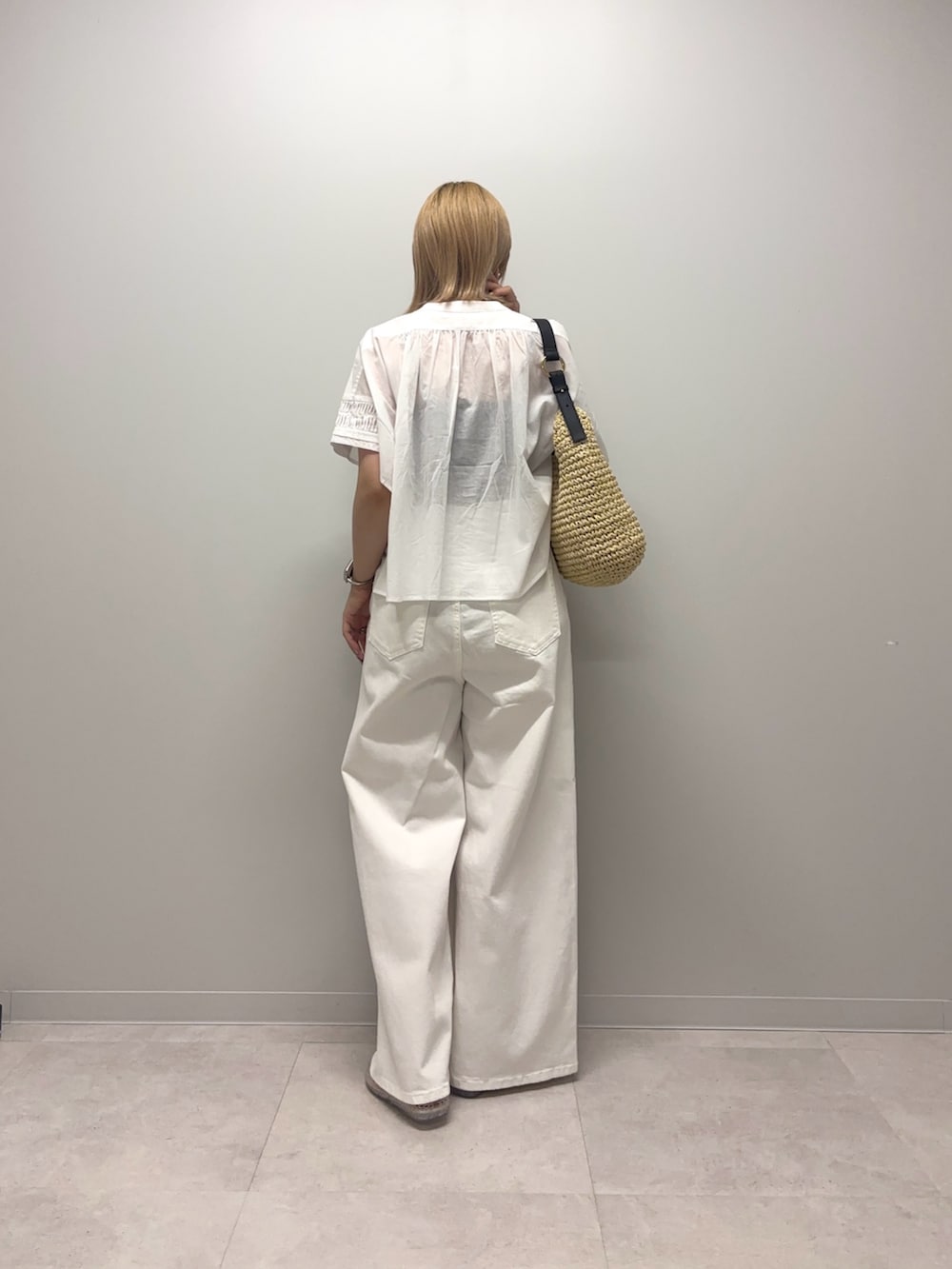 ホワイト系のシャツ/ブラウス、ホワイト系のデニムパンツ、その他のバレエシューズを着用したレディースの夏コーディネートの3枚目の写真