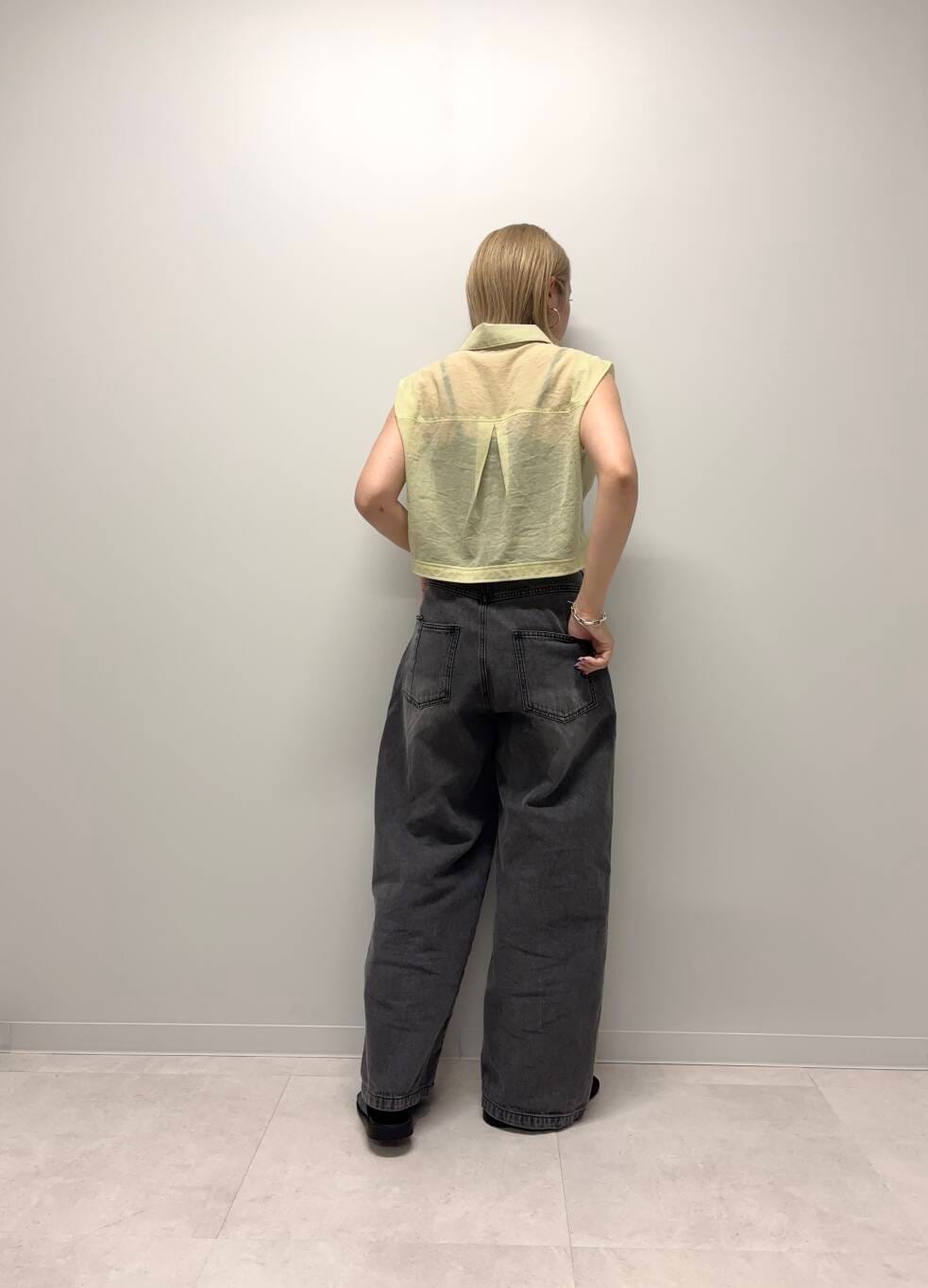 ブラック系のデニムパンツ、グリーン系のシャツ/ブラウスを着用したレディースの夏コーディネートの3枚目の写真