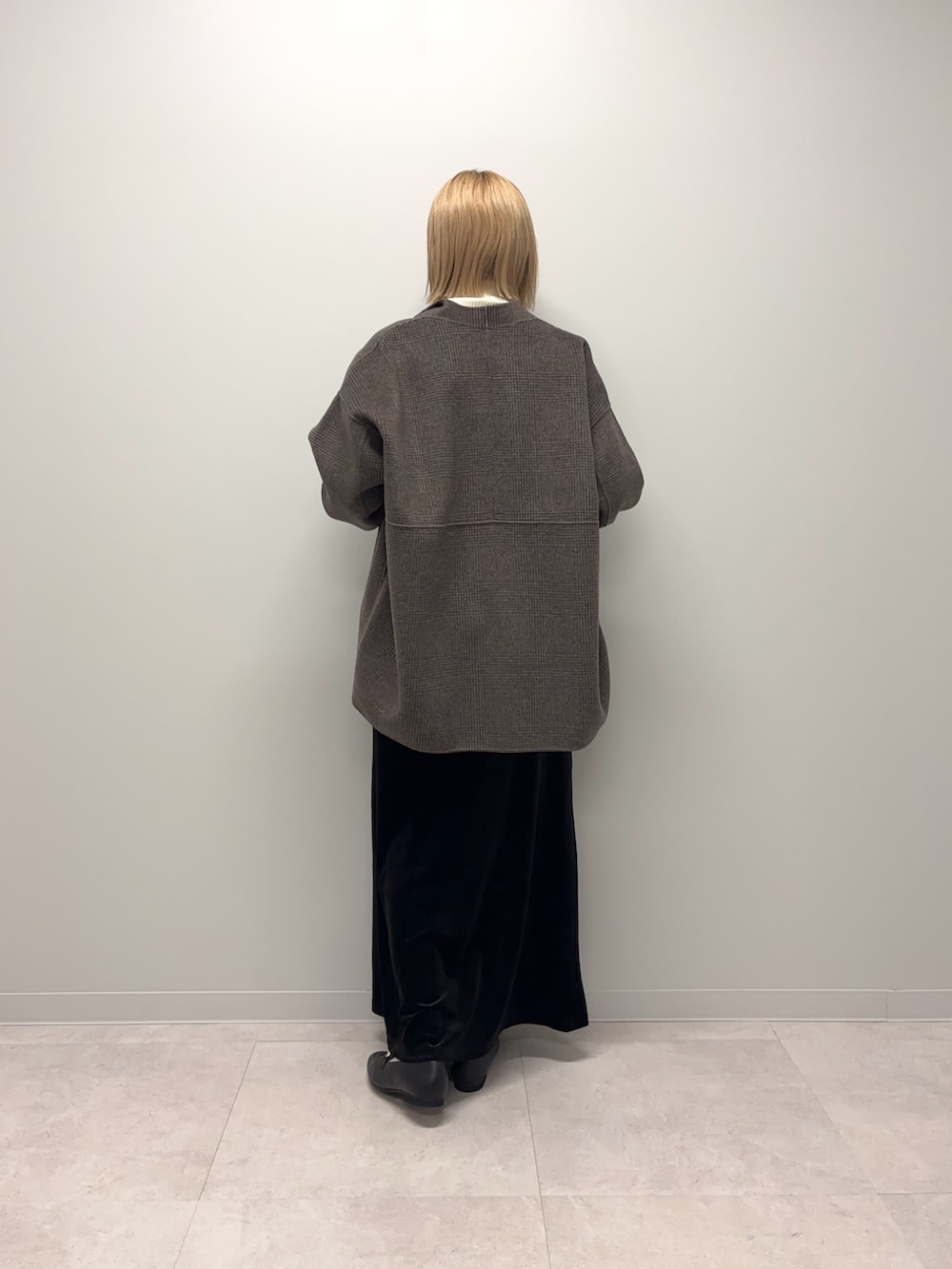 ブラウン系のその他アウター、ホワイト系のニット/セーター、ブラック系のスカートを着用したレディースの秋コーディネートの5枚目の写真