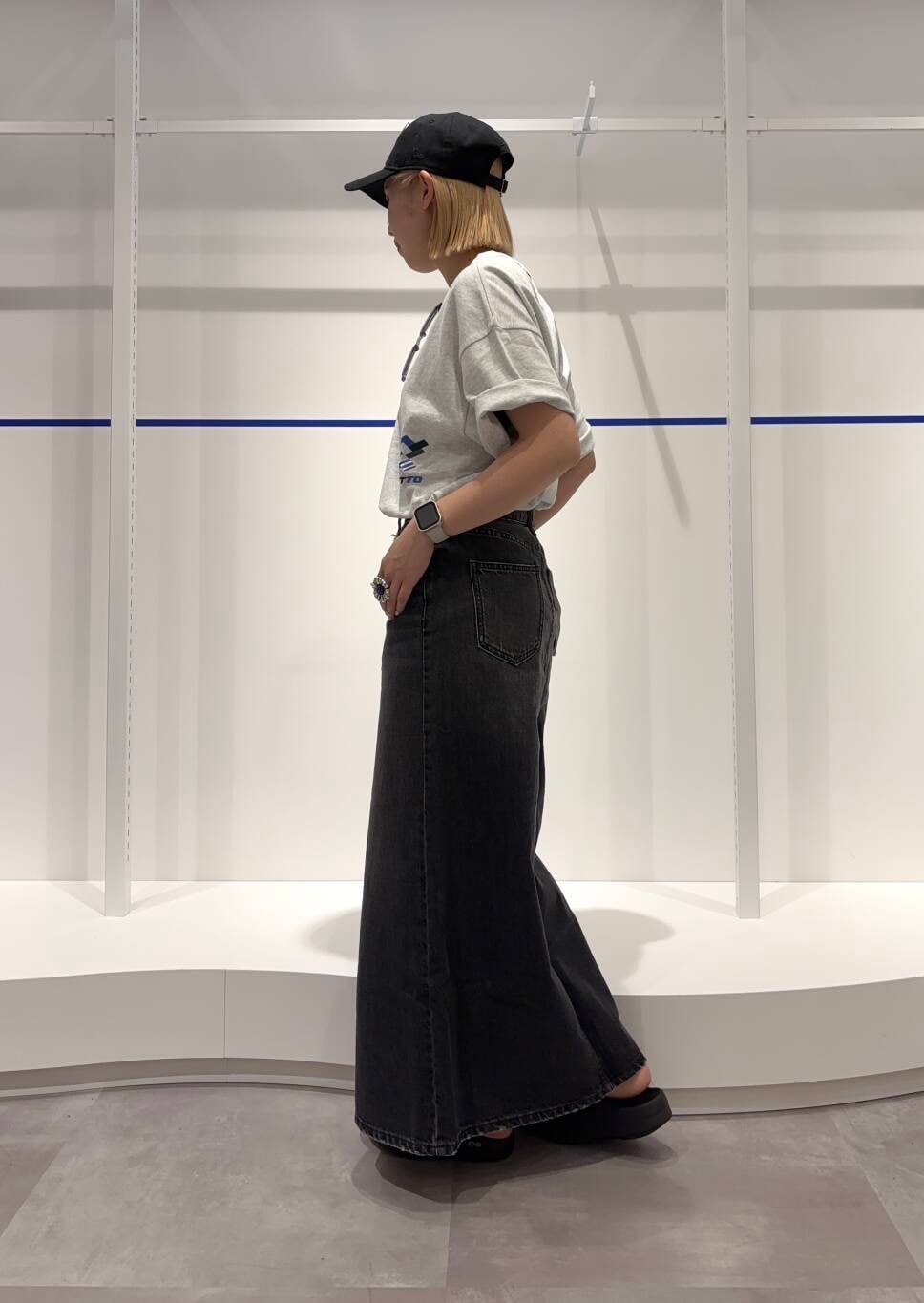「アーバンリサーチ、カジュアル、モノトーン、URBANRESEARCH、デニムスカート、newarrival、休日スタイル、ロゴTシャツ、サンダルコーデ、ウーフォス、20代後半、着痩せ、骨格ストレート、外遊びコーデ、lotto」｜「OOFOSのOOFOS　Oomega（サンダル、ブラック系）」を使った、和さん（レディース・161cm）の春コーディネートの2枚目の写真