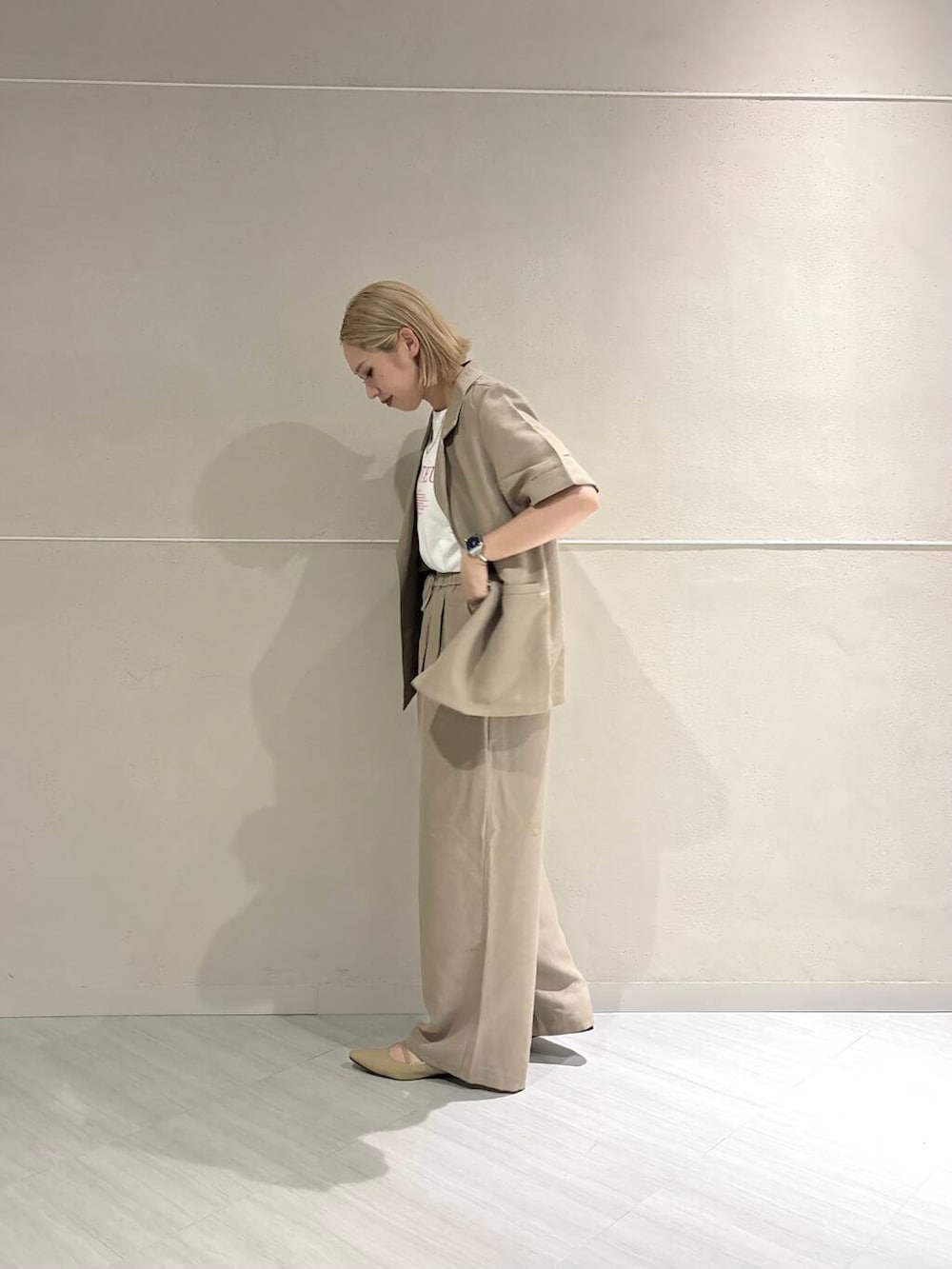 ベージュ系のパンプス、ホワイト系のTシャツ/カットソー、ベージュ系のその他パンツを着用したレディースの夏コーディネートの4枚目の写真