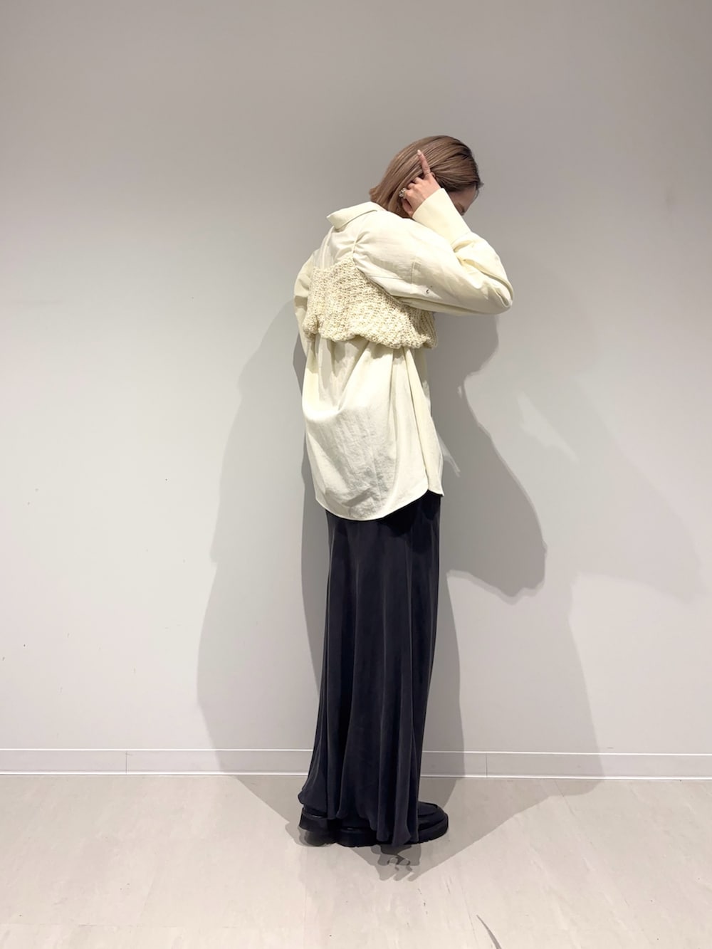 ブラック系のスカート、ブラック系のボストンバッグ、ホワイト系のシャツ/ブラウスを着用したレディースの春コーディネートの2枚目の写真