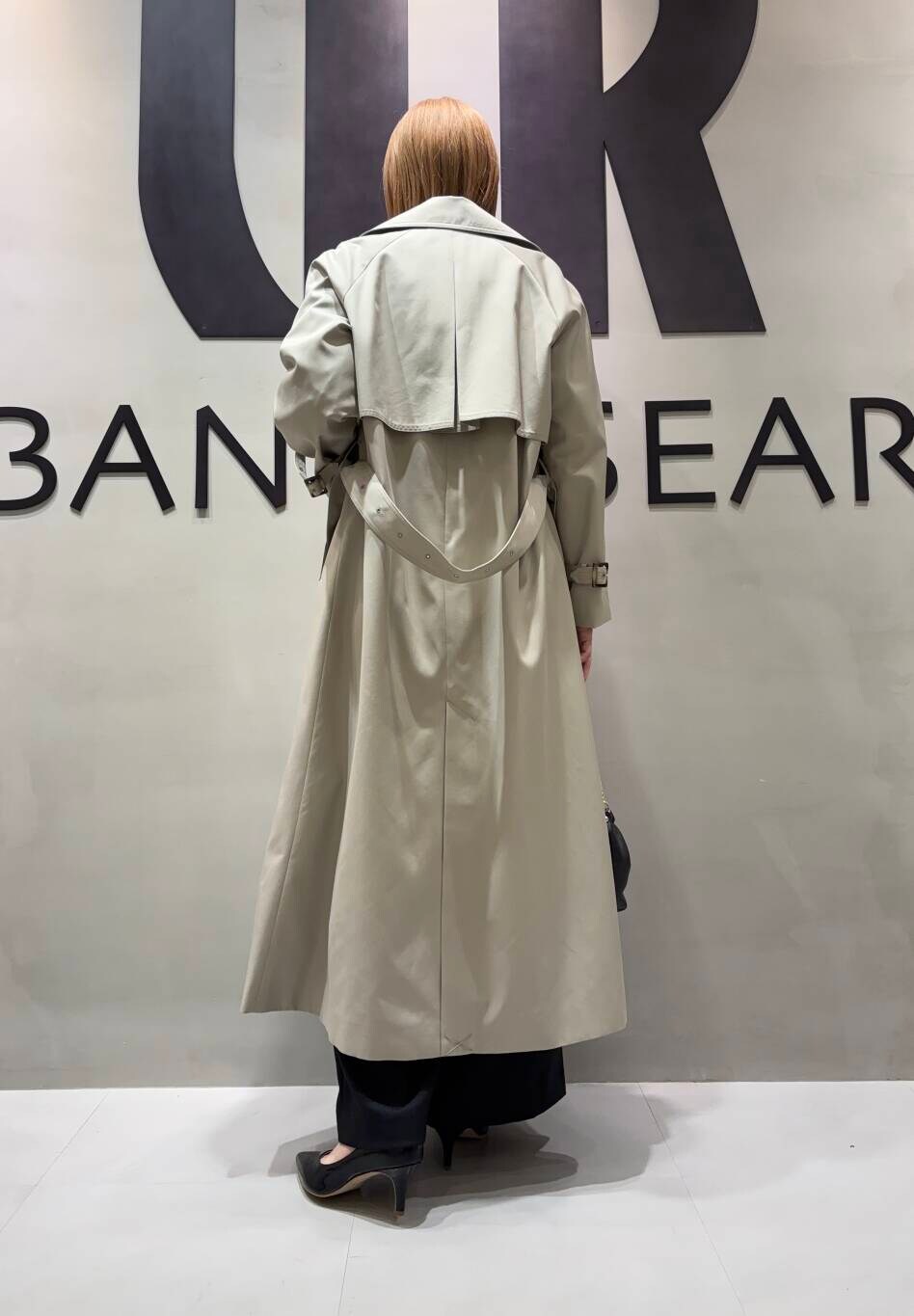 ブラック系のショルダーバッグ、ブラック系のその他パンツ、グレー系のトレンチコートを着用したレディースの冬コーディネートの3枚目の写真