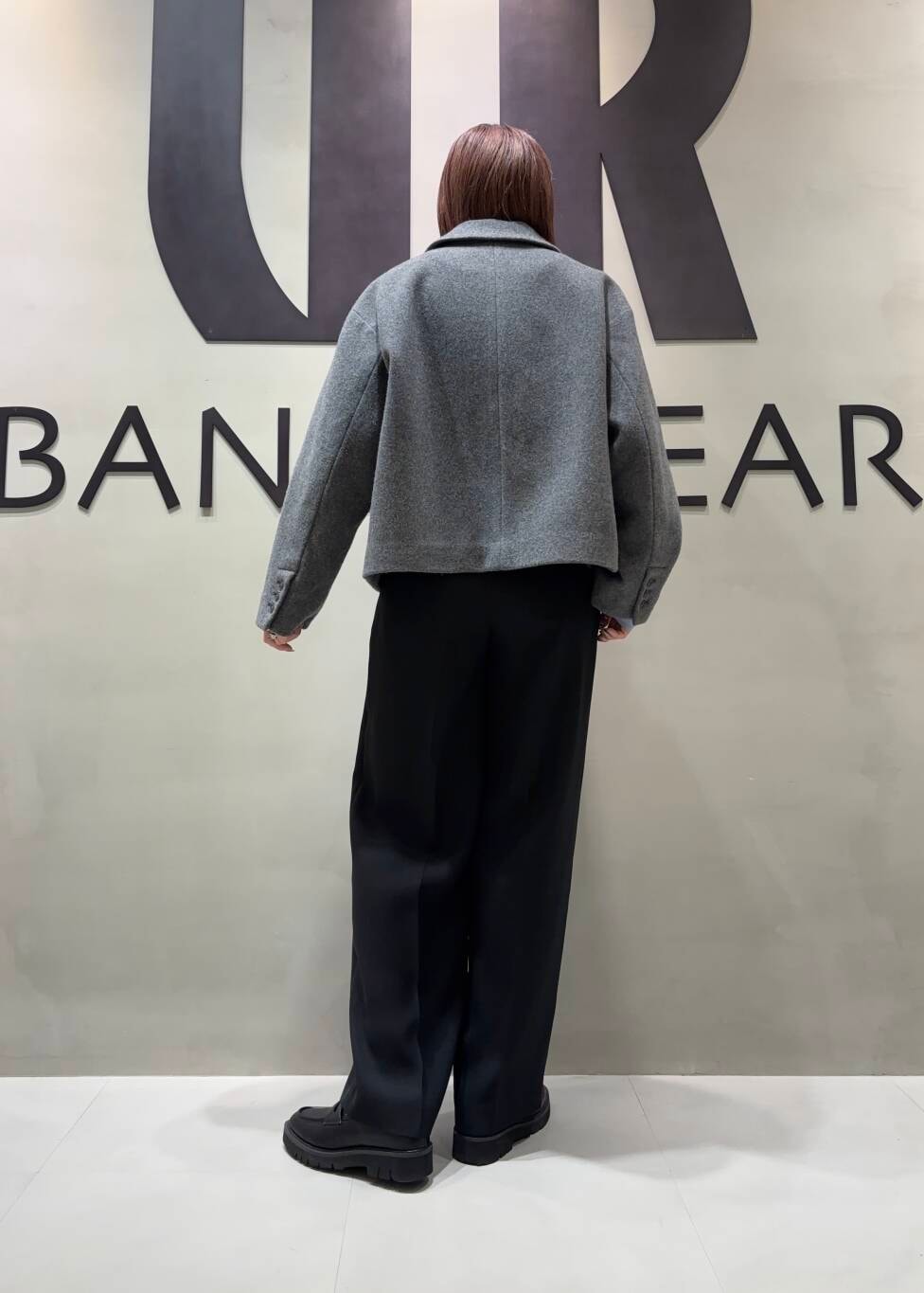 ブラック系のその他パンツ、ブルー系のTシャツ/カットソー、グレー系のその他アウターを着用したレディースの冬コーディネートの5枚目の写真