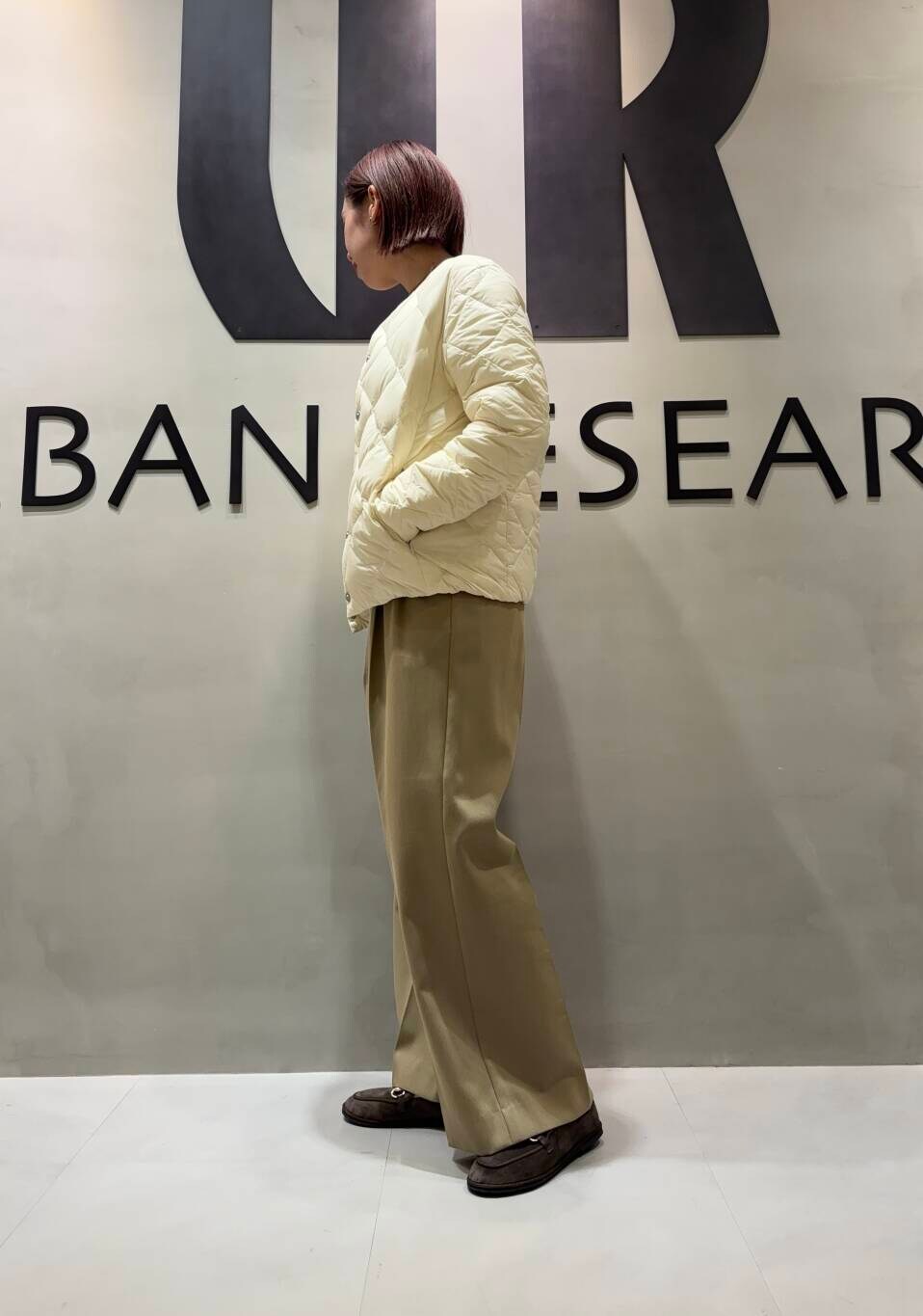 ベージュ系のその他パンツ、ホワイト系のニット/セーター、ホワイト系のダウンジャケット/コートを着用したレディースの秋コーディネートの2枚目の写真