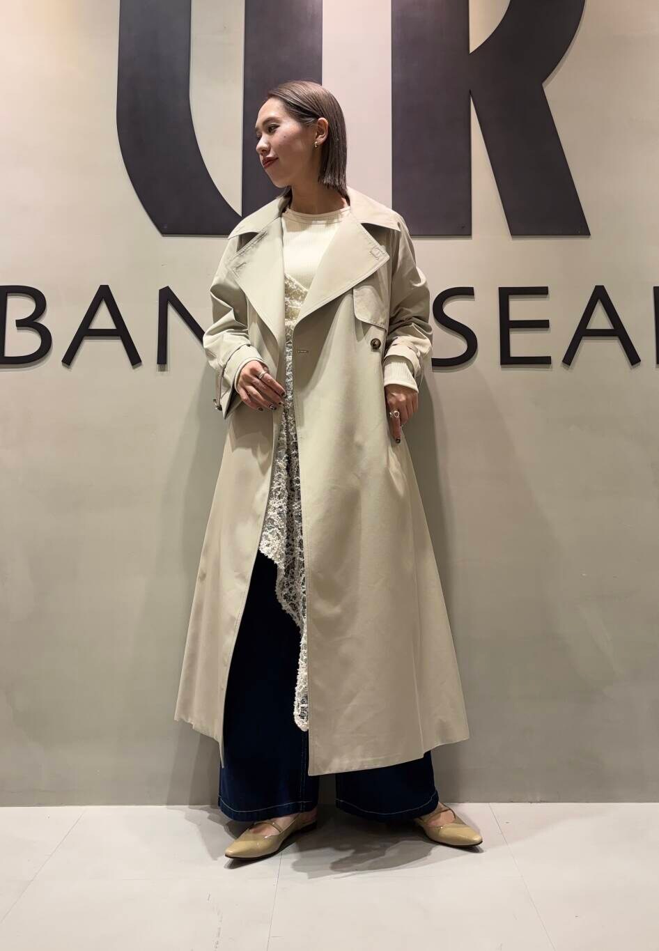 「アーバンリサーチ、大人カジュアル、URBANRESEARCH、トレンチコート、レイヤードスタイル、レース、春アウター、休日コーデ、newarrival、デニムコーデ、ROSSO、ワイドデニム、20代後半、着痩せ、ブルベ冬」|「URBAN RESEARCH ROSSO WOMENの撥水オーバートレンチコート(トレンチコート、グレー系)」を使った、和さん(レディース・161cm)の冬コーディネートの2枚目の写真