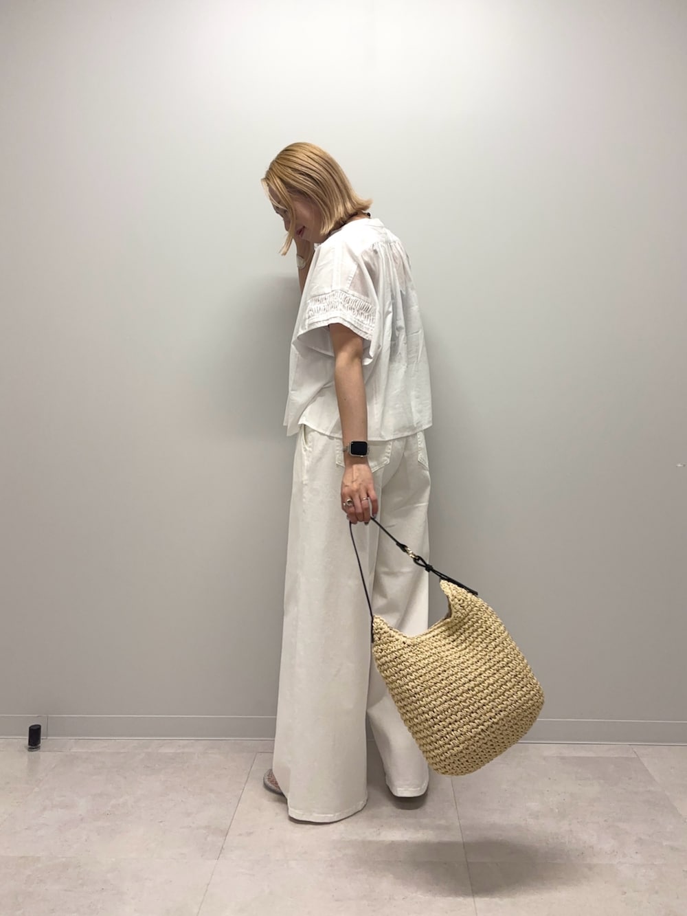 ホワイト系のシャツ/ブラウス、ホワイト系のデニムパンツ、その他のバレエシューズを着用したレディースの夏コーディネートの2枚目の写真