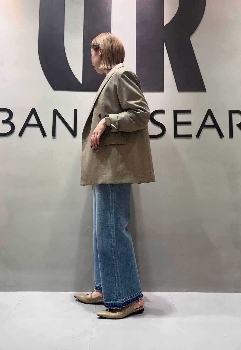 「アーバンリサーチ、大人カジュアル、ジャケット、URBANRESEARCH、ロゴT、休日コーデ、newarrival、ワイドデニム、20代後半、着痩せ、ブルベ冬、骨格ストレート、レースキャミ」|「URBAN RESEARCHのダメージワイドデニムパンツ(デニムパンツ、ブルー系)」を使った、和さん(レディース・161cm)の春コーディネートの2枚目の写真
