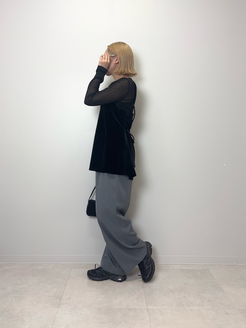 ブラック系のTシャツ/カットソー、グレー系のスラックス、ブラック系のショルダーバッグを着用したレディースの夏コーディネートの2枚目の写真