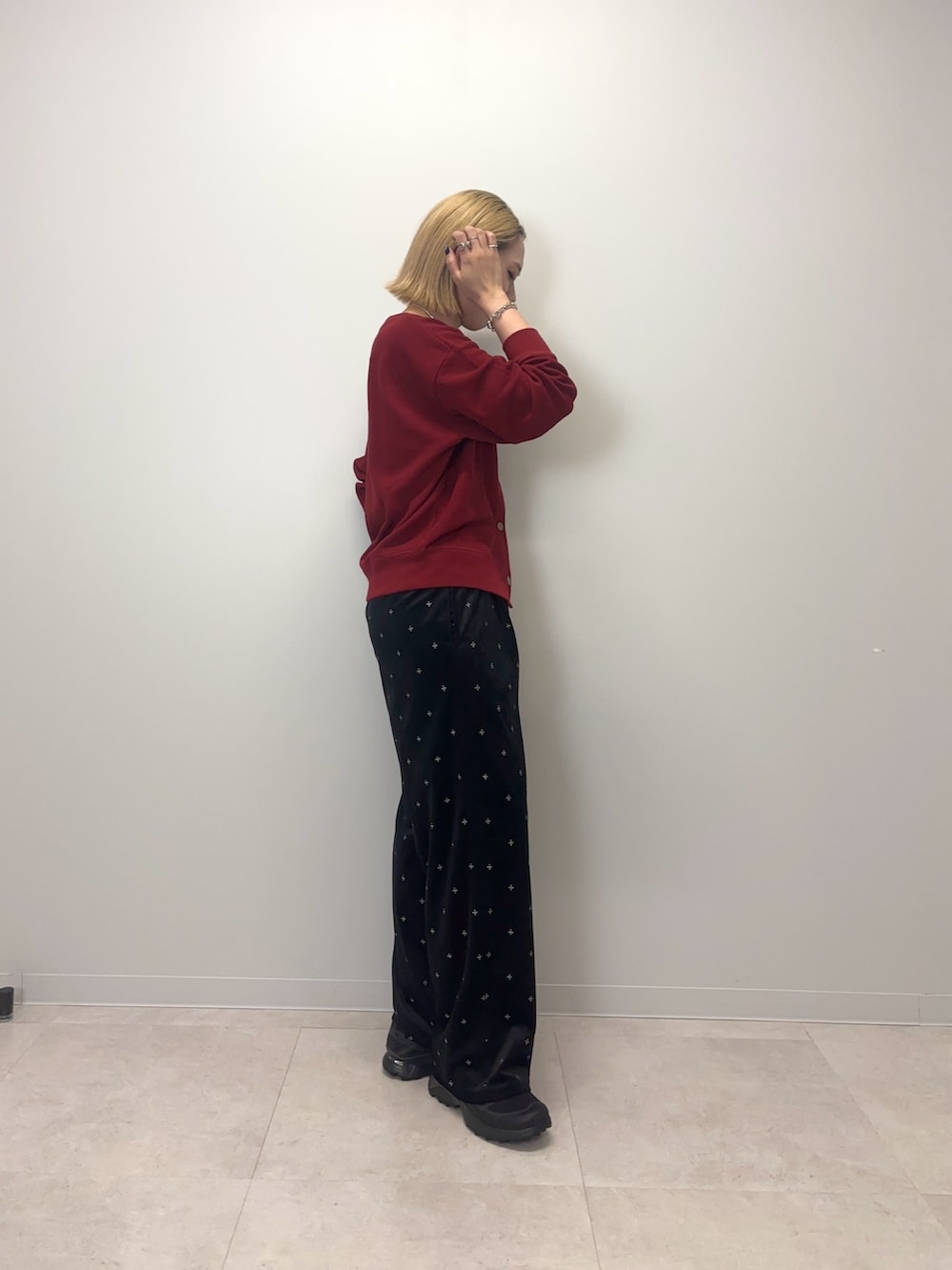 レッド系のカーディガン/ボレロ、ブラック系のその他パンツ、ブラック系のスニーカーを着用したレディースの秋コーディネートの5枚目の写真