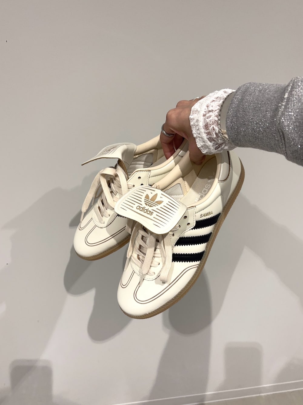 ブルー系のその他アウター、ホワイト系のTシャツ/カットソー、ブルー系のデニムパンツを着用したレディースの冬コーディネートの6枚目の写真