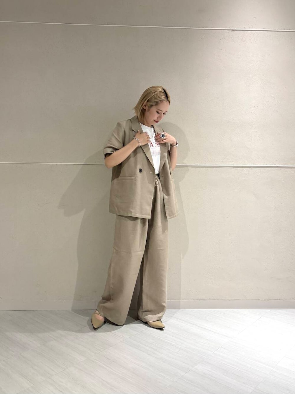 ベージュ系のパンプス、ホワイト系のTシャツ/カットソー、ベージュ系のその他パンツを着用したレディースの夏コーディネートの5枚目の写真