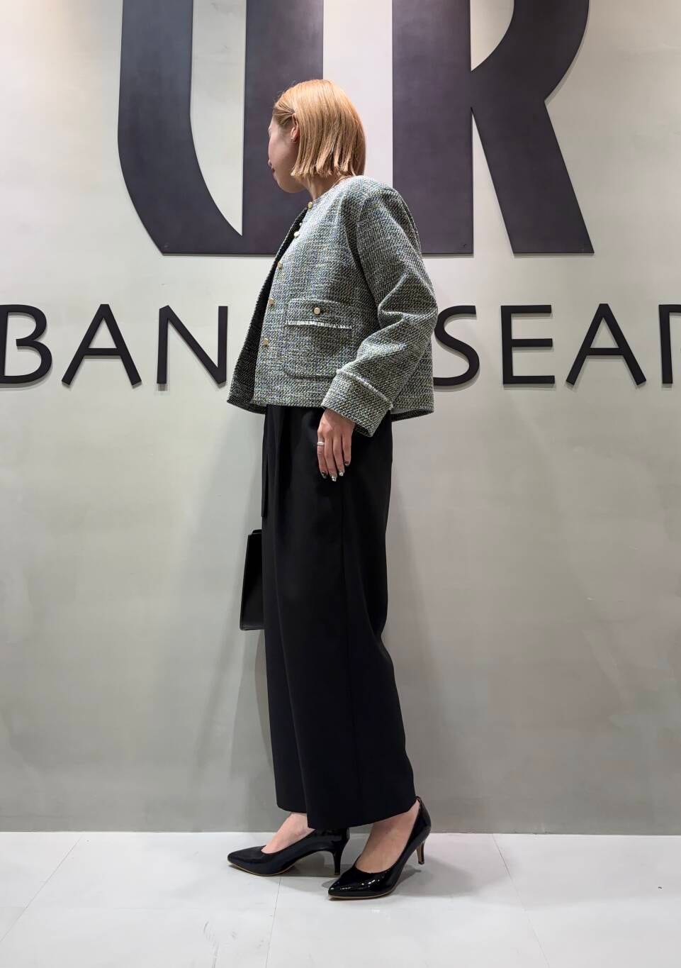 ブラック系のトートバッグ、ブラック系のサロペット/オーバーオール、ブラック系のノーカラージャケットを着用したレディースの冬コーディネートの2枚目の写真