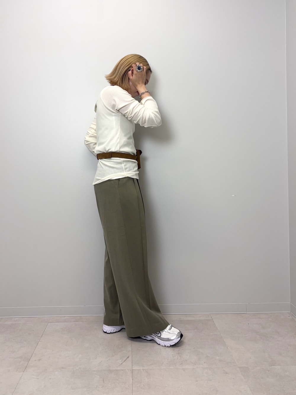 ホワイト系のスニーカー、グリーン系のその他パンツ、イエロー系のボディバッグ/ウエストポーチを着用したレディースの秋コーディネートの2枚目の写真