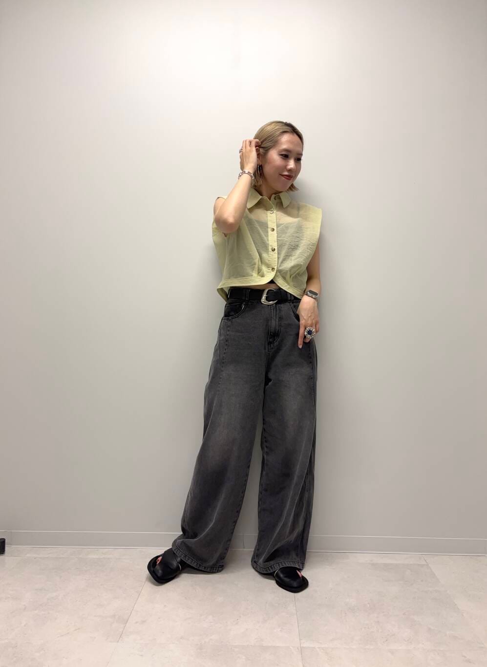 ブラック系のデニムパンツ、グリーン系のシャツ/ブラウスを着用したレディースの夏コーディネートの5枚目の写真