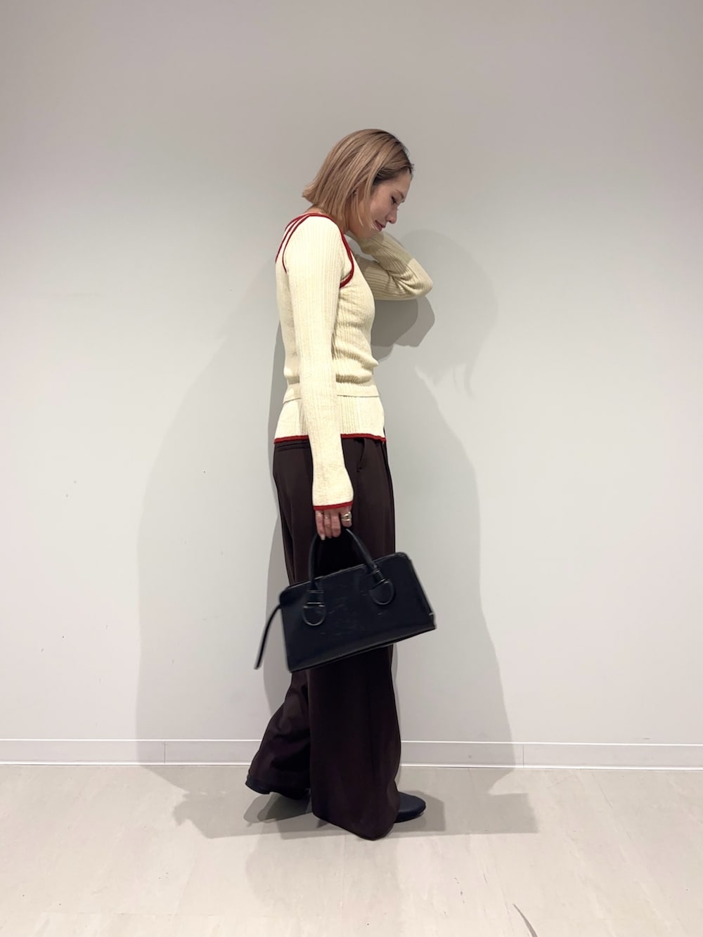 ブラウン系のその他パンツ、ブラック系のパンプス、ブラック系のボストンバッグを着用したレディースの春コーディネートの5枚目の写真