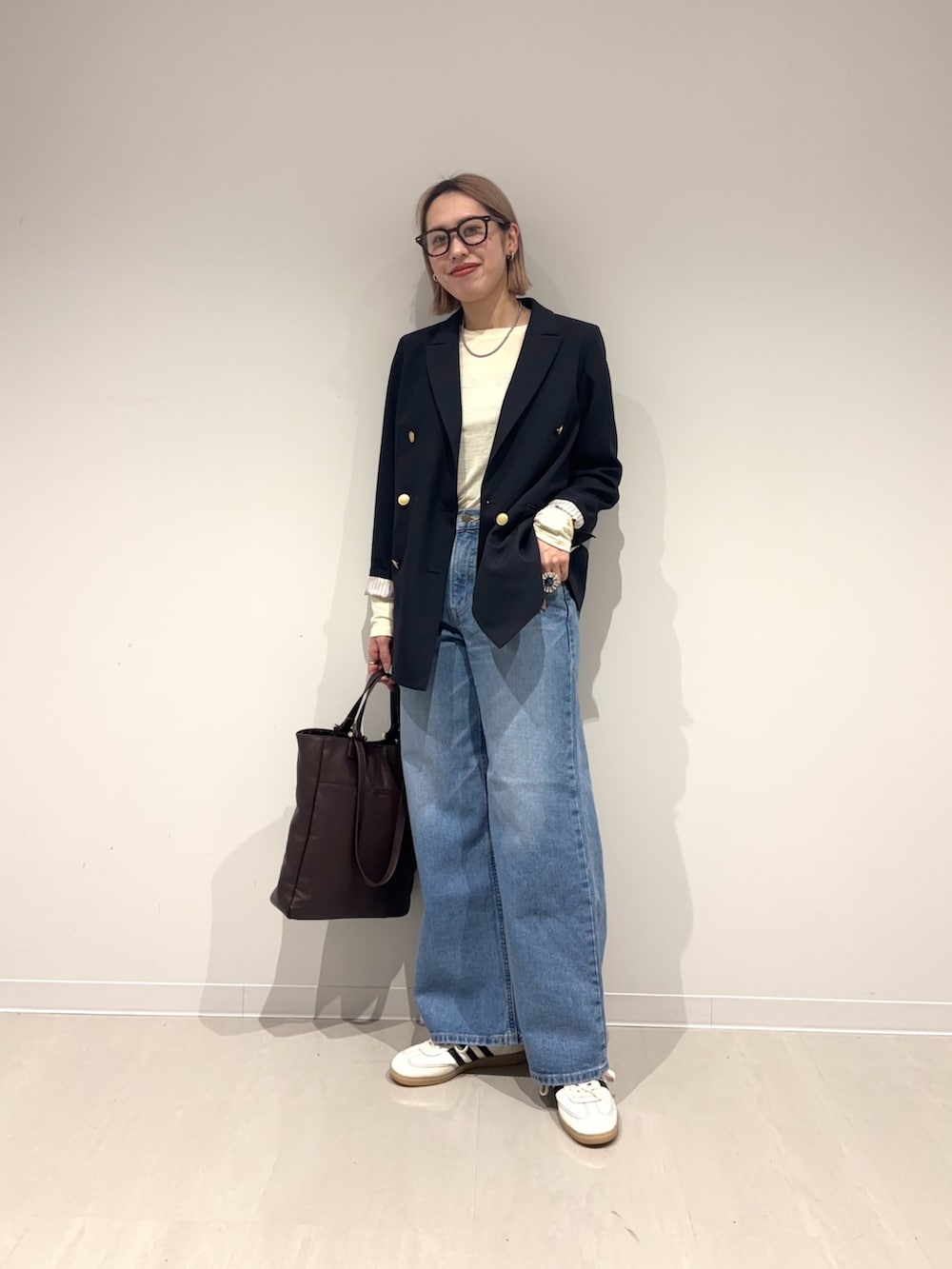 ブルー系のその他アウター、ホワイト系のTシャツ/カットソー、ブルー系のデニムパンツを着用したレディースの冬コーディネートの5枚目の写真