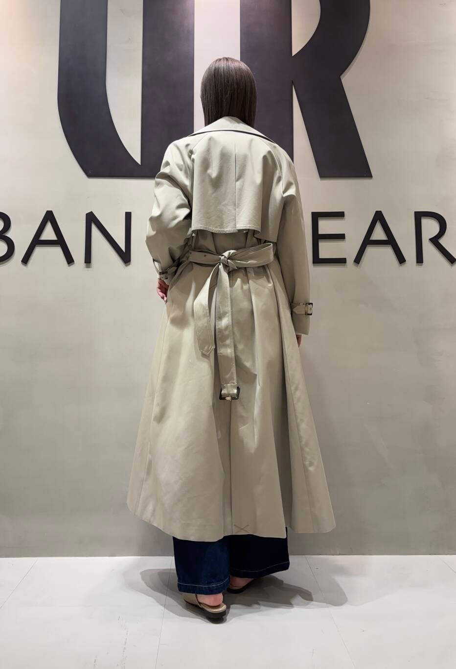 「アーバンリサーチ、大人カジュアル、URBANRESEARCH、トレンチコート、レイヤードスタイル、レース、春アウター、休日コーデ、newarrival、デニムコーデ、ROSSO、ワイドデニム、20代後半、着痩せ、ブルベ冬」|「URBAN RESEARCH ROSSO WOMENの撥水オーバートレンチコート(トレンチコート、グレー系)」を使った、和さん(レディース・161cm)の冬コーディネートの4枚目の写真