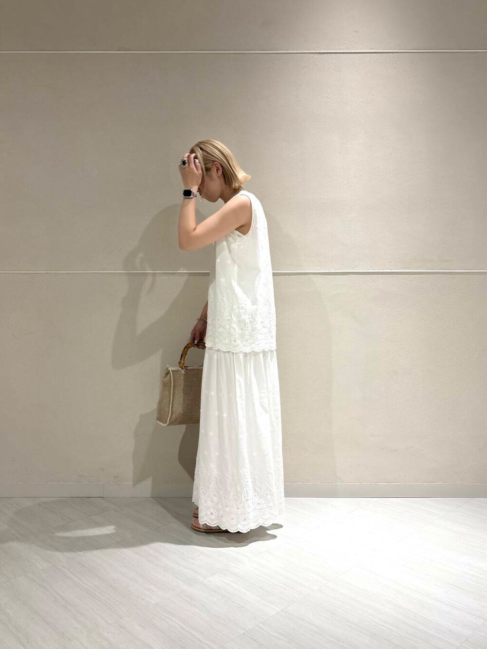 ホワイト系のサンダル、ホワイト系のショルダーバッグ、ホワイト系のシャツ/ブラウスを着用したレディースの夏コーディネートの2枚目の写真