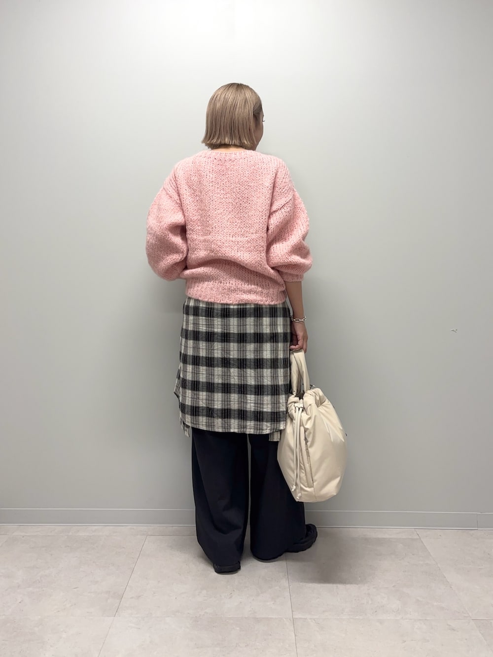 ベージュ系のトートバッグ、グレー系のその他パンツ、ピンク系のニット/セーターを着用したレディースの冬コーディネートの5枚目の写真