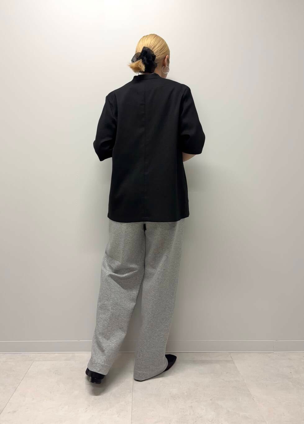 「アーバンリサーチ、ジャケット、パンツスタイル、URTECH、プリントtシャツ、20代後半、骨格ナチュラル、ハーフスリーブジャケット、洒落見えカットソーコーデ」｜「URBAN RESEARCHの『UR TECH DRYLUXE』 ハーフスリーブジャケット（その他アウター、ブラック系）」を使った、和さん（レディース・161cm）の夏コーディネートの3枚目の写真