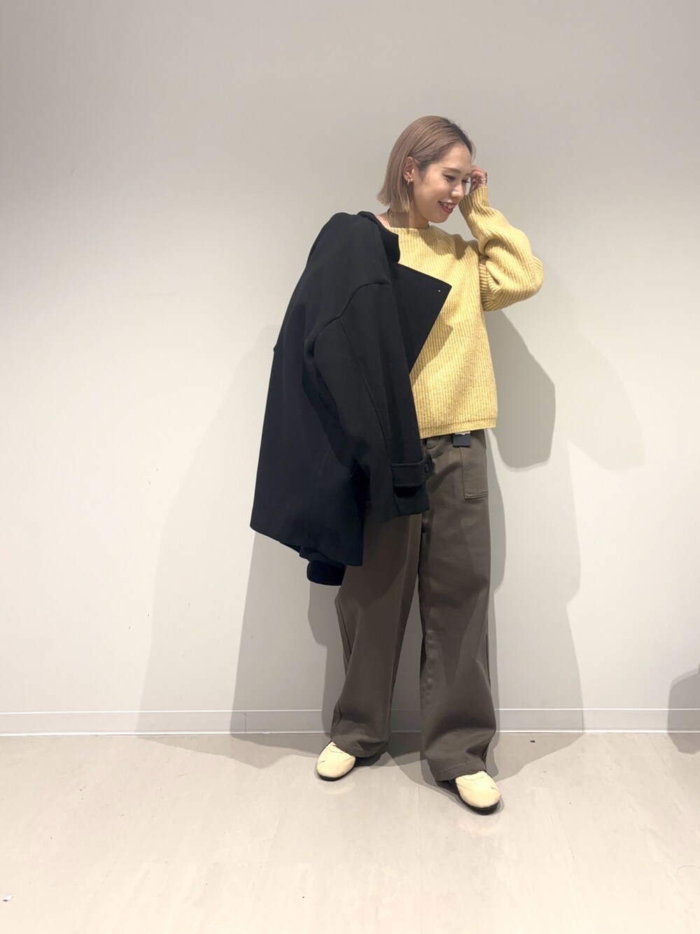 ブラック系のその他アウター、ベージュ系のスニーカー、グリーン系のその他パンツを着用したレディースの冬コーディネートの4枚目の写真