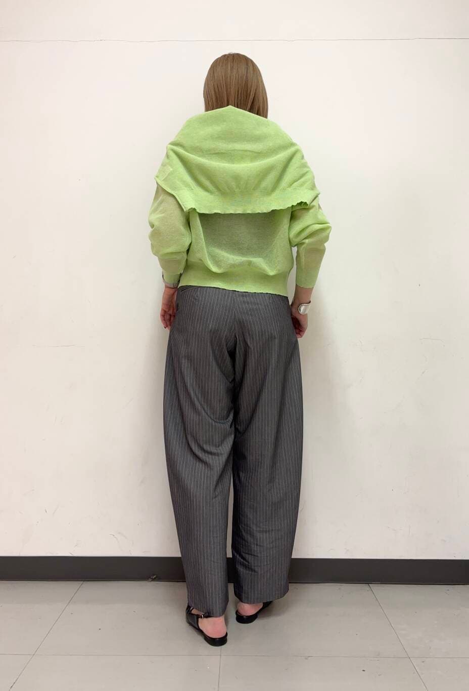 グレー系のその他パンツ、グリーン系のカーディガン/ボレロ、グリーン系のニット/セーターを着用したレディースの春コーディネートの3枚目の写真