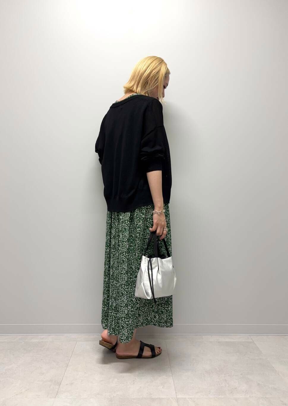 「ワンピース、アーバンリサーチ、カーディガン、カジュアル、newarrival、休日スタイル、doors、サンダルコーデ、細見え、20代後半、着痩せ、紫外線対策、骨格ナチュラル、夏カラーコーデ、ワンピース×高身長」｜「URBAN RESEARCH DOORSの『UR TECH ひやサラクール』リネン混Vネックショートカーディガン（カーディガン/ボレロ、ブラック系）」を使った、和さん（レディース・161cm）の夏コーディネートの3枚目の写真