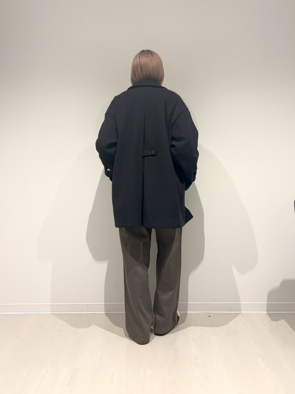 ブラック系のその他アウター、ベージュ系のスニーカー、グリーン系のその他パンツを着用したレディースの冬コーディネートの8枚目の写真