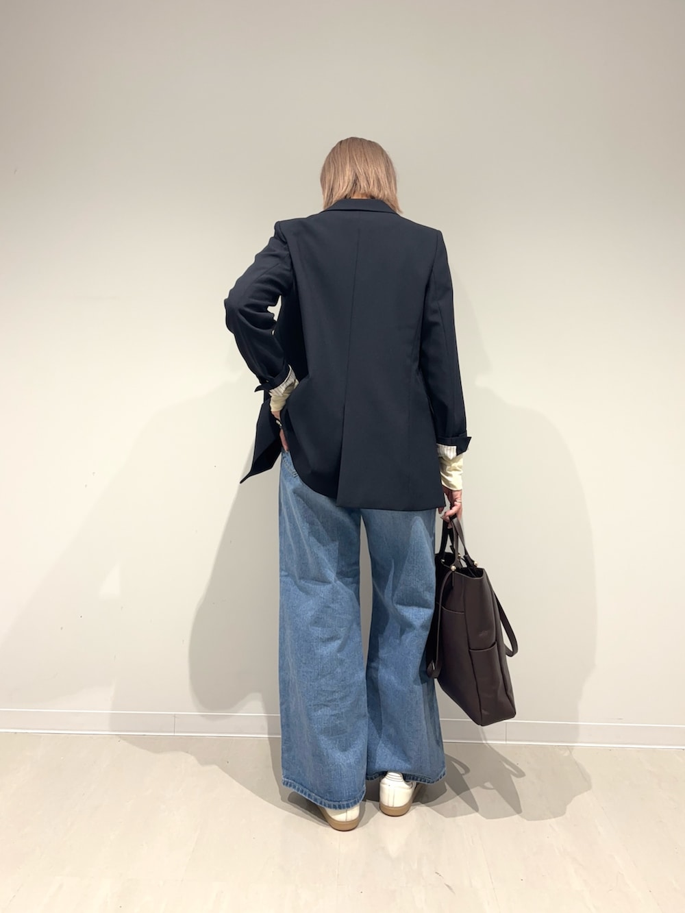 ブルー系のその他アウター、ホワイト系のTシャツ/カットソー、ブルー系のデニムパンツを着用したレディースの冬コーディネートの3枚目の写真