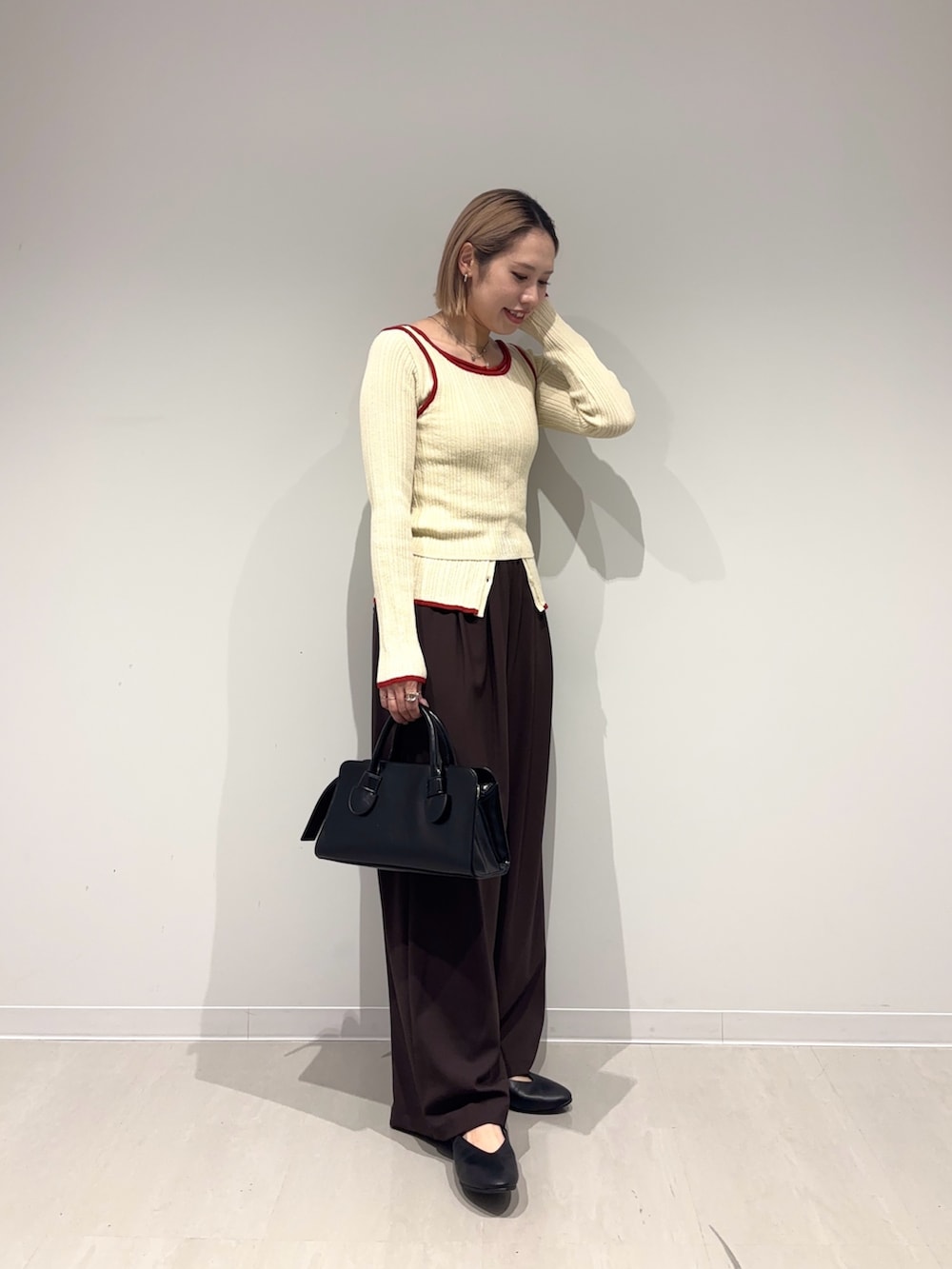 ブラウン系のその他パンツ、ブラック系のパンプス、ブラック系のボストンバッグを着用したレディースの春コーディネートの4枚目の写真