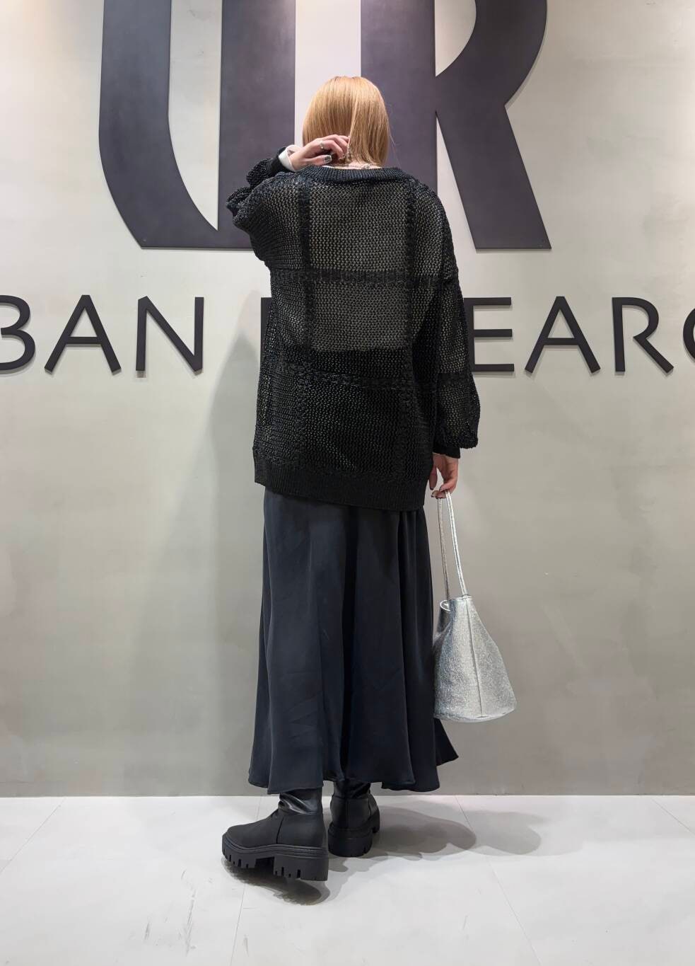 「アーバンリサーチ、大人カジュアル、ラフ、URBANRESEARCH、休日コーデ、newarrival、LAATO、スカートコーデ、メッシュニット、ブーツコーデ、20代後半、着痩せ、ブルベ冬、骨格ストレート、私の推しセールアイテム24aw」｜「RODE SKOの5cmストレッチブーツ（ブーツ、ブラック系）」を使った、和さん（レディース・161cm）の冬コーディネートの3枚目の写真