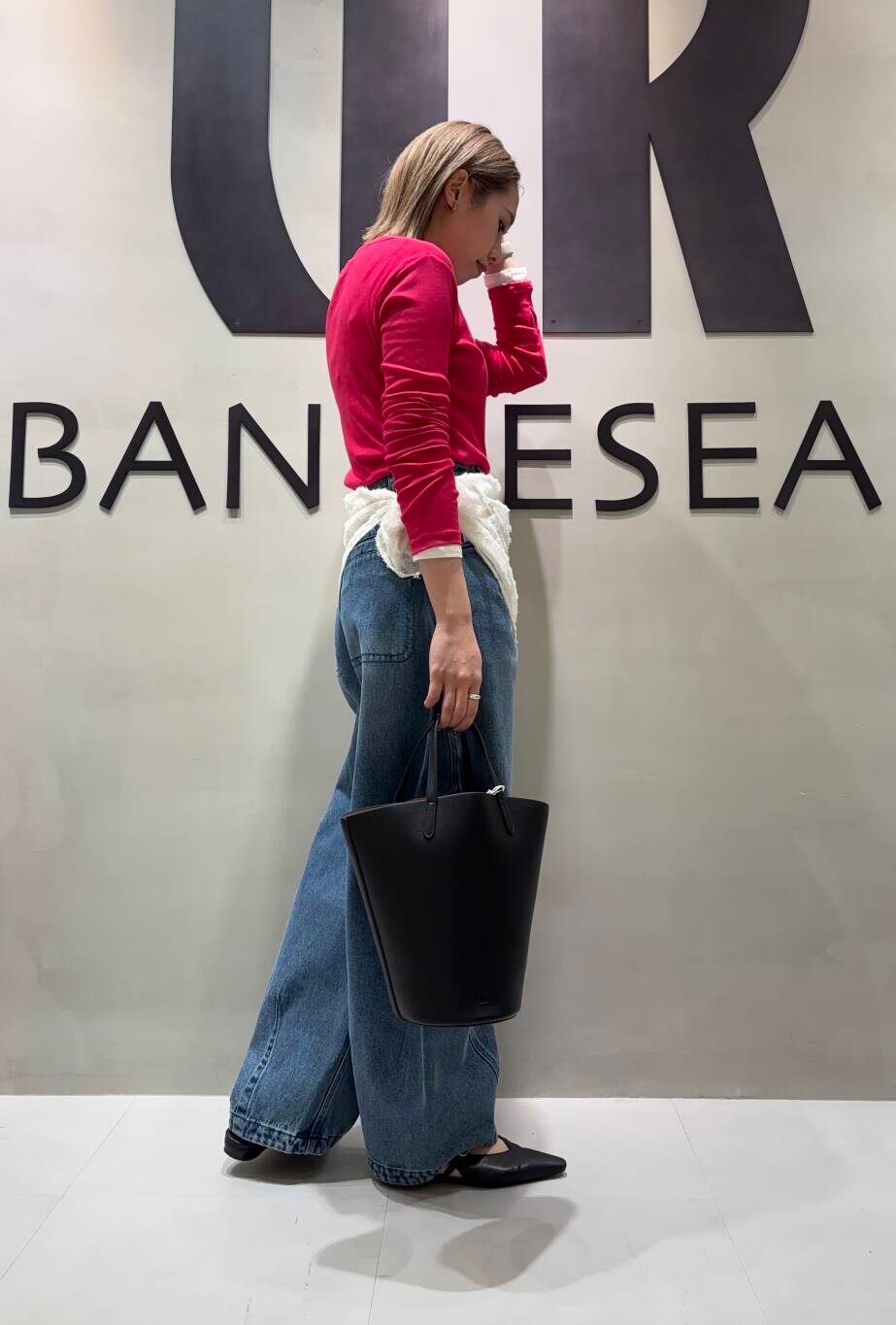 「アーバンリサーチ、大人カジュアル、URBANRESEARCH、レイヤード、スカーフ、休日コーデ、newarrival、ROSSO、20代後半、着痩せ、コクーンデニム、ブルベ冬、骨格ストレート、アンドミューク」|「URBAN RESEARCHのカットジャガードスカーフ(バンダナ/スカーフ、ホワイト系)」を使った、和さん(レディース・161cm)の冬コーディネートの3枚目の写真