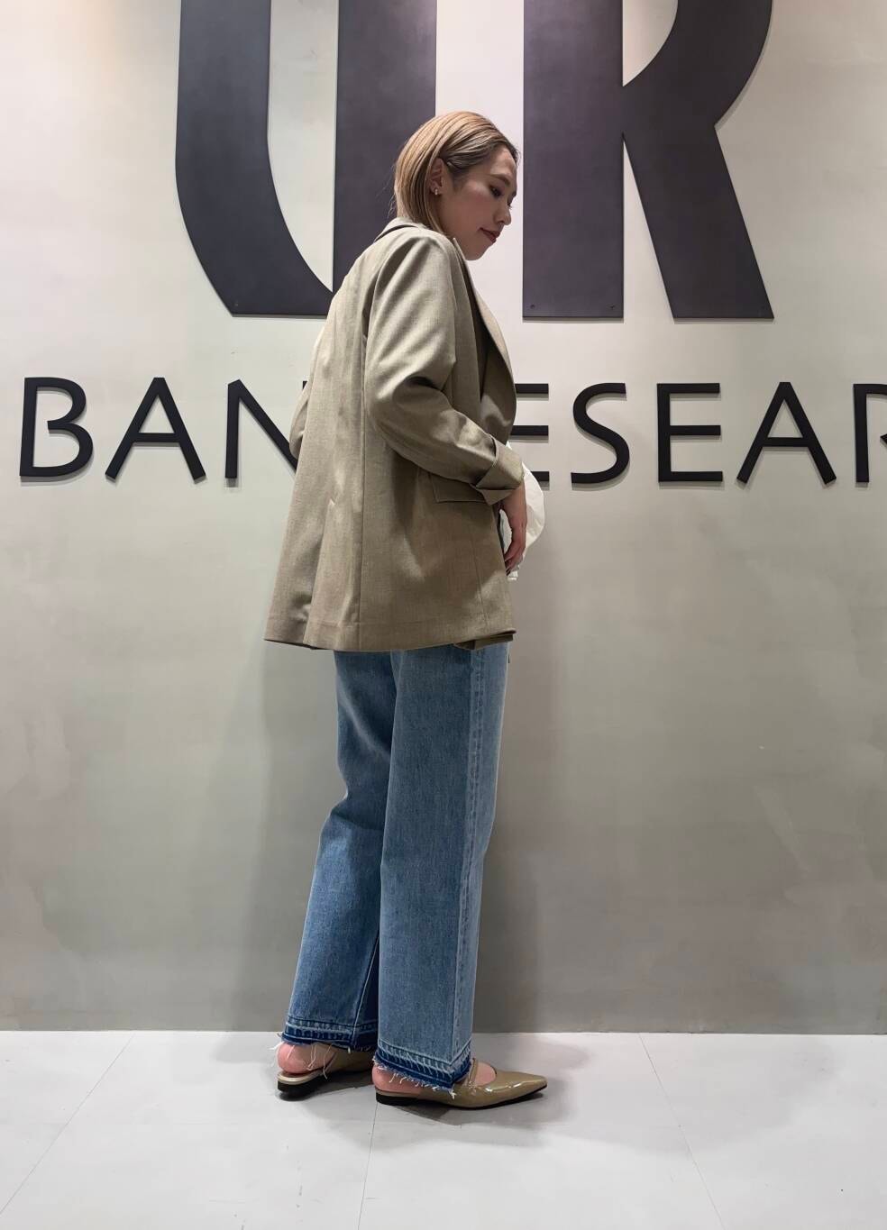 「アーバンリサーチ、大人カジュアル、ジャケット、URBANRESEARCH、ロゴT、休日コーデ、newarrival、ワイドデニム、20代後半、着痩せ、ブルベ冬、骨格ストレート、レースキャミ」|「URBAN RESEARCHのダメージワイドデニムパンツ(デニムパンツ、ブルー系)」を使った、和さん(レディース・161cm)の春コーディネートの3枚目の写真