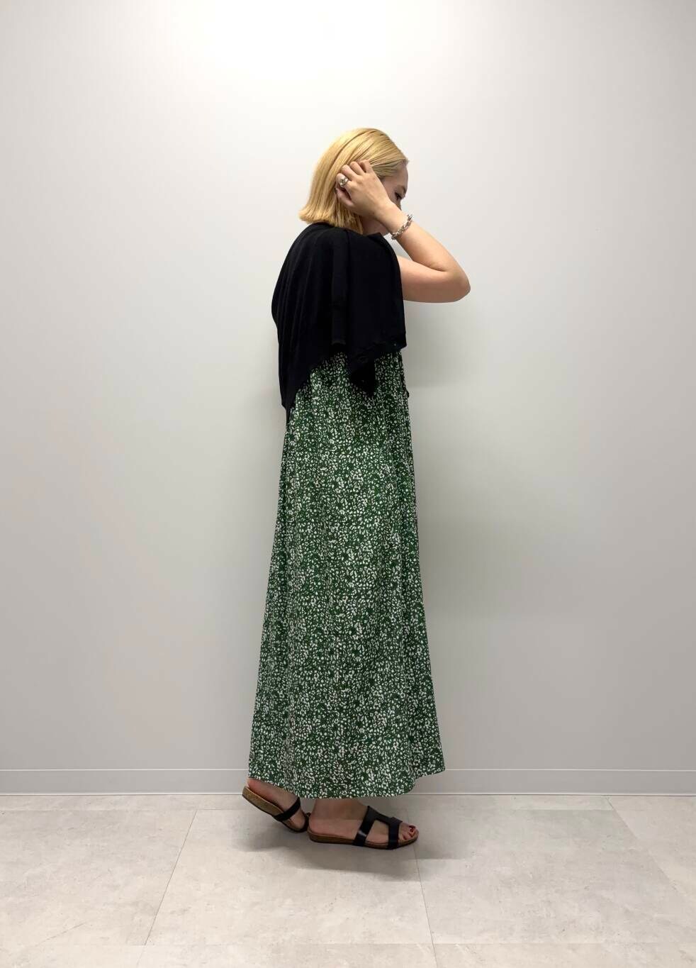「ワンピース、アーバンリサーチ、カーディガン、カジュアル、newarrival、休日スタイル、doors、サンダルコーデ、細見え、20代後半、着痩せ、紫外線対策、骨格ナチュラル、夏カラーコーデ、ワンピース×高身長」｜「URBAN RESEARCH DOORSの『UR TECH ひやサラクール』リネン混Vネックショートカーディガン（カーディガン/ボレロ、ブラック系）」を使った、和さん（レディース・161cm）の夏コーディネートの5枚目の写真