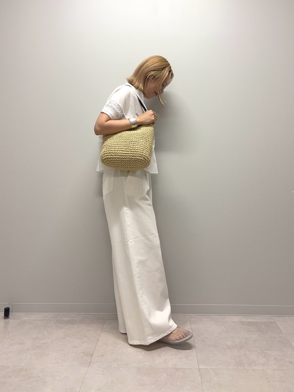 ホワイト系のシャツ/ブラウス、ホワイト系のデニムパンツ、その他のバレエシューズを着用したレディースの夏コーディネートの4枚目の写真