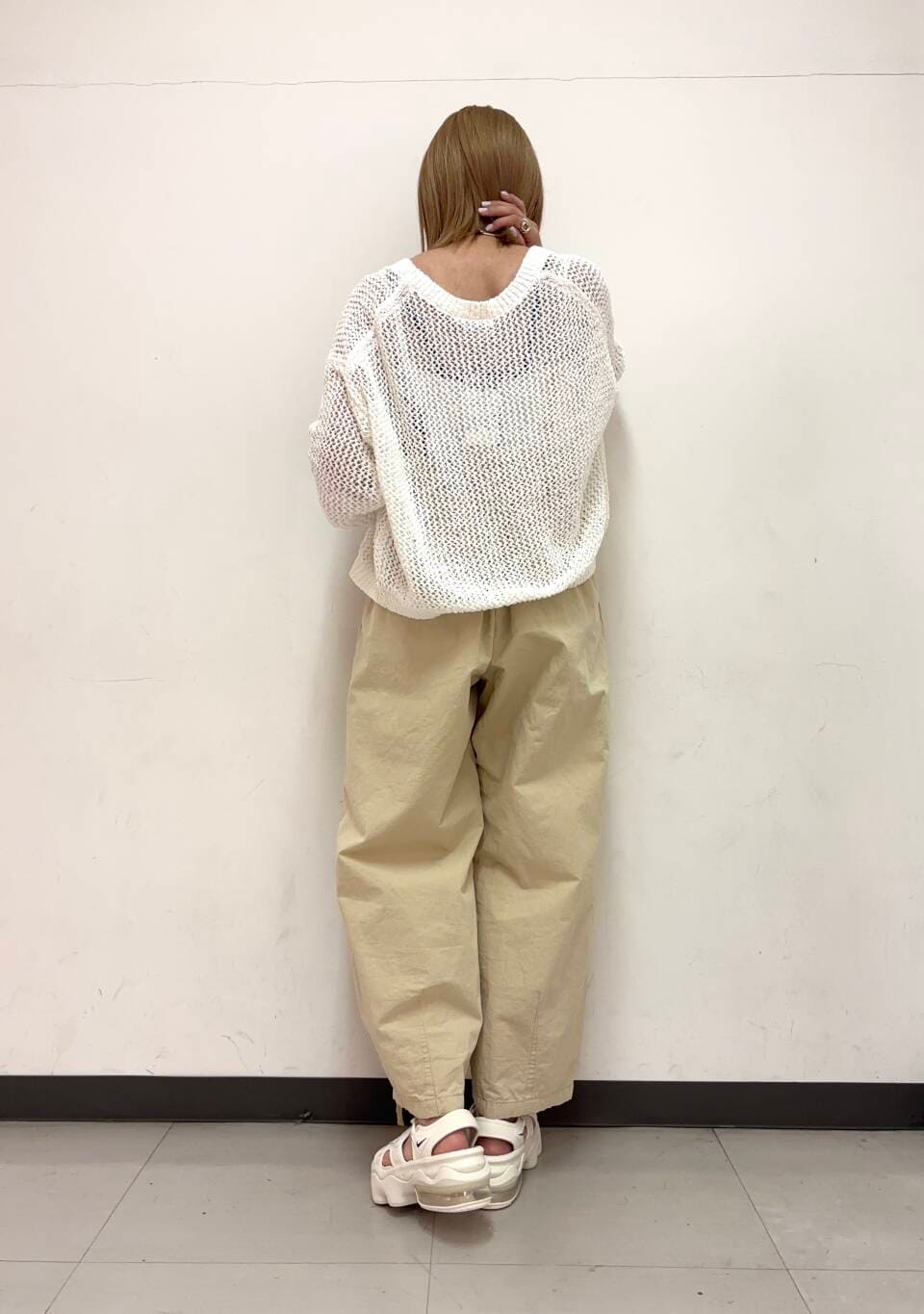 「アーバンリサーチ、カジュアル、スポーツミックス、URBANRESEARCH、サロペット、newarrival、休日スタイル、フェスコーデ、20代後半、着痩せ、ブルベ冬、メッシュカーディガン、骨格ストレート、初夏のお出かけコーデ、外遊びコーデ」｜「URBAN RESEARCHのアセテートカップ付きキャミソール（キャミソール、ホワイト系）」を使った、和さん（レディース・161cm）の春コーディネートの3枚目の写真