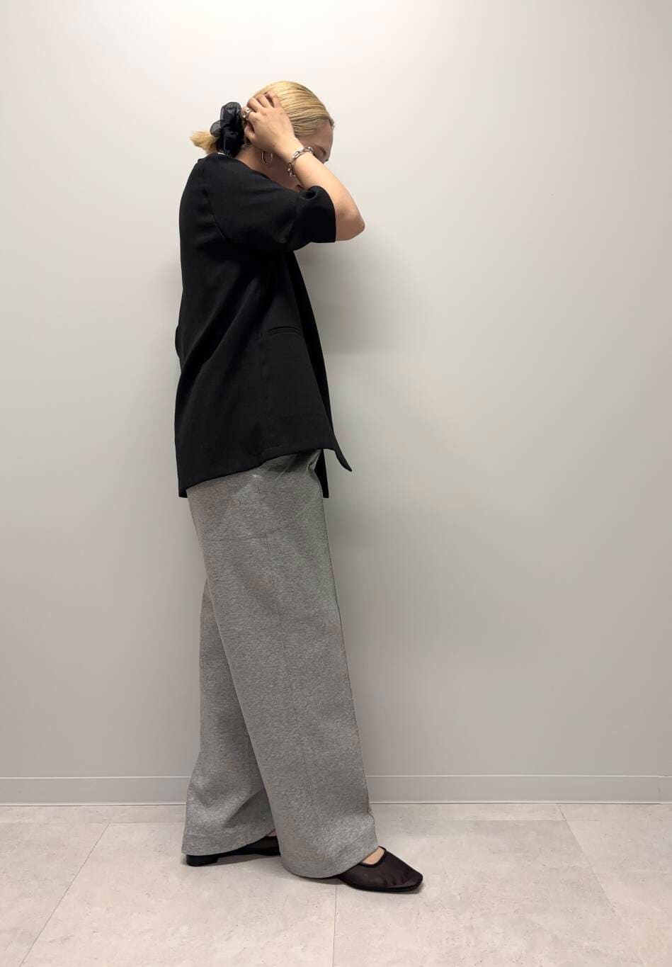「アーバンリサーチ、ジャケット、パンツスタイル、URTECH、プリントtシャツ、20代後半、骨格ナチュラル、ハーフスリーブジャケット、洒落見えカットソーコーデ」｜「URBAN RESEARCHの『UR TECH DRYLUXE』 ハーフスリーブジャケット（その他アウター、ブラック系）」を使った、和さん（レディース・161cm）の夏コーディネートの2枚目の写真