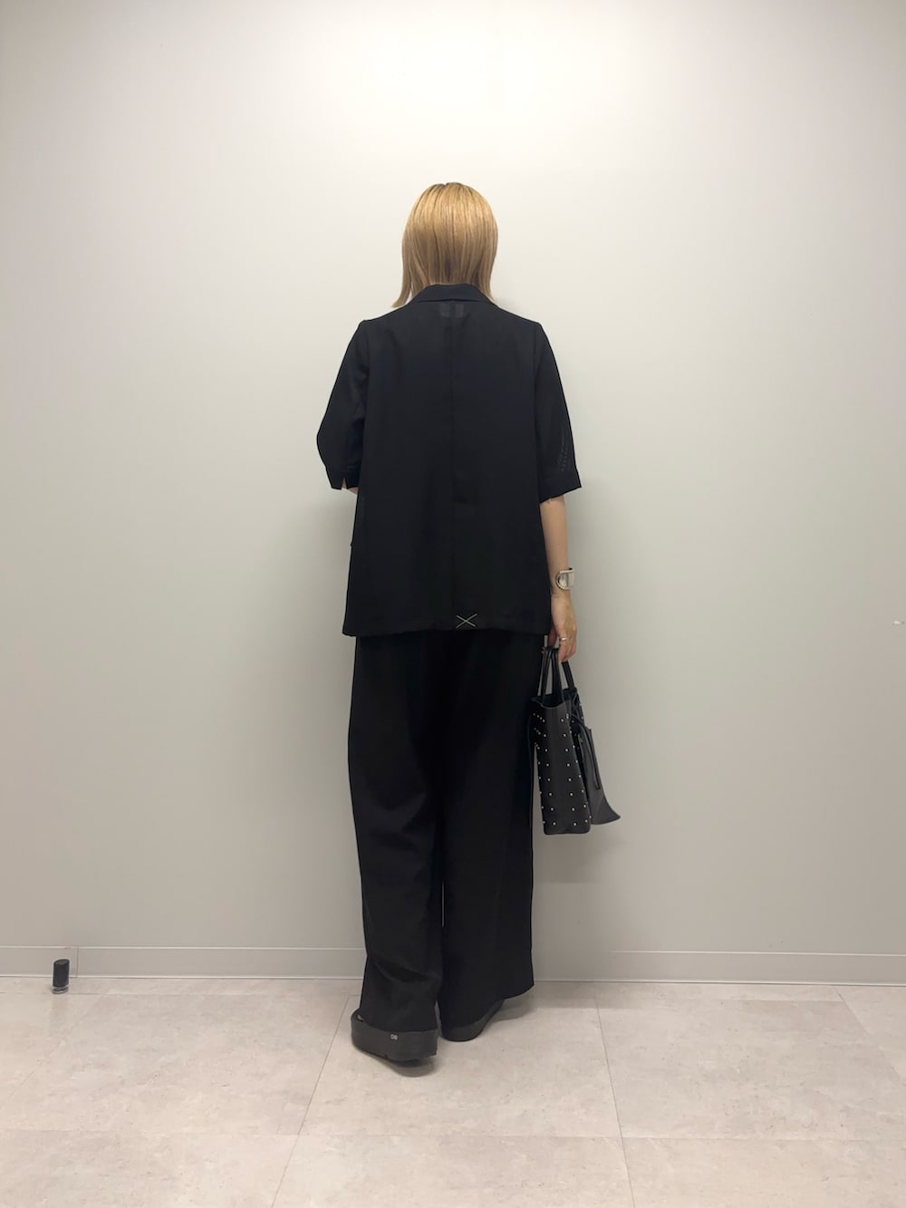 ブラック系のその他アウター、ブラック系のTシャツ/カットソー、ブラック系のトートバッグを着用したレディースの夏コーディネートの3枚目の写真