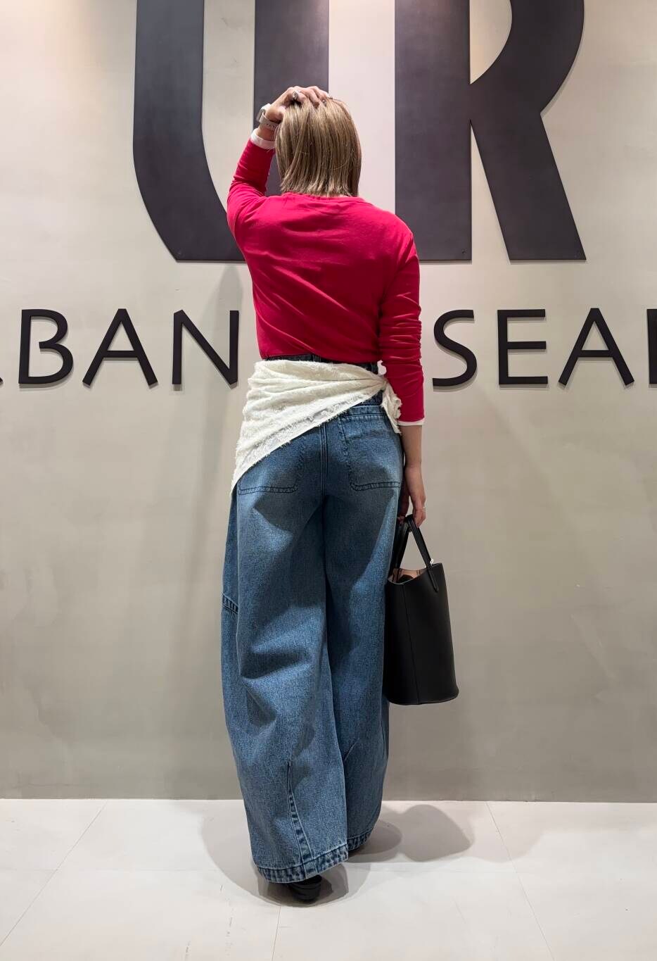 「アーバンリサーチ、大人カジュアル、URBANRESEARCH、レイヤード、スカーフ、休日コーデ、newarrival、ROSSO、20代後半、着痩せ、コクーンデニム、ブルベ冬、骨格ストレート、アンドミューク」|「URBAN RESEARCHのカットジャガードスカーフ(バンダナ/スカーフ、ホワイト系)」を使った、和さん(レディース・161cm)の冬コーディネートの2枚目の写真
