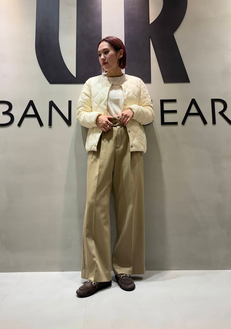 ベージュ系のその他パンツ、ホワイト系のニット/セーター、ホワイト系のダウンジャケット/コートを着用したレディースの秋コーディネートの4枚目の写真