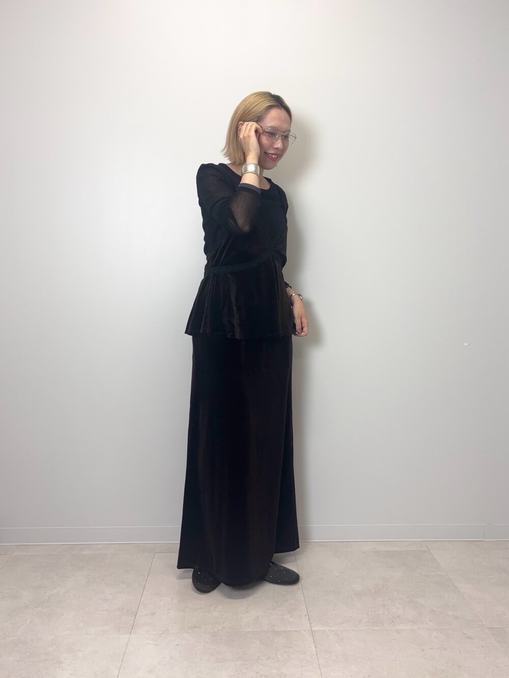 ブラック系のTシャツ/カットソー、ブラック系のバレエシューズ、シルバー系のメガネを着用したレディースの秋コーディネートの4枚目の写真